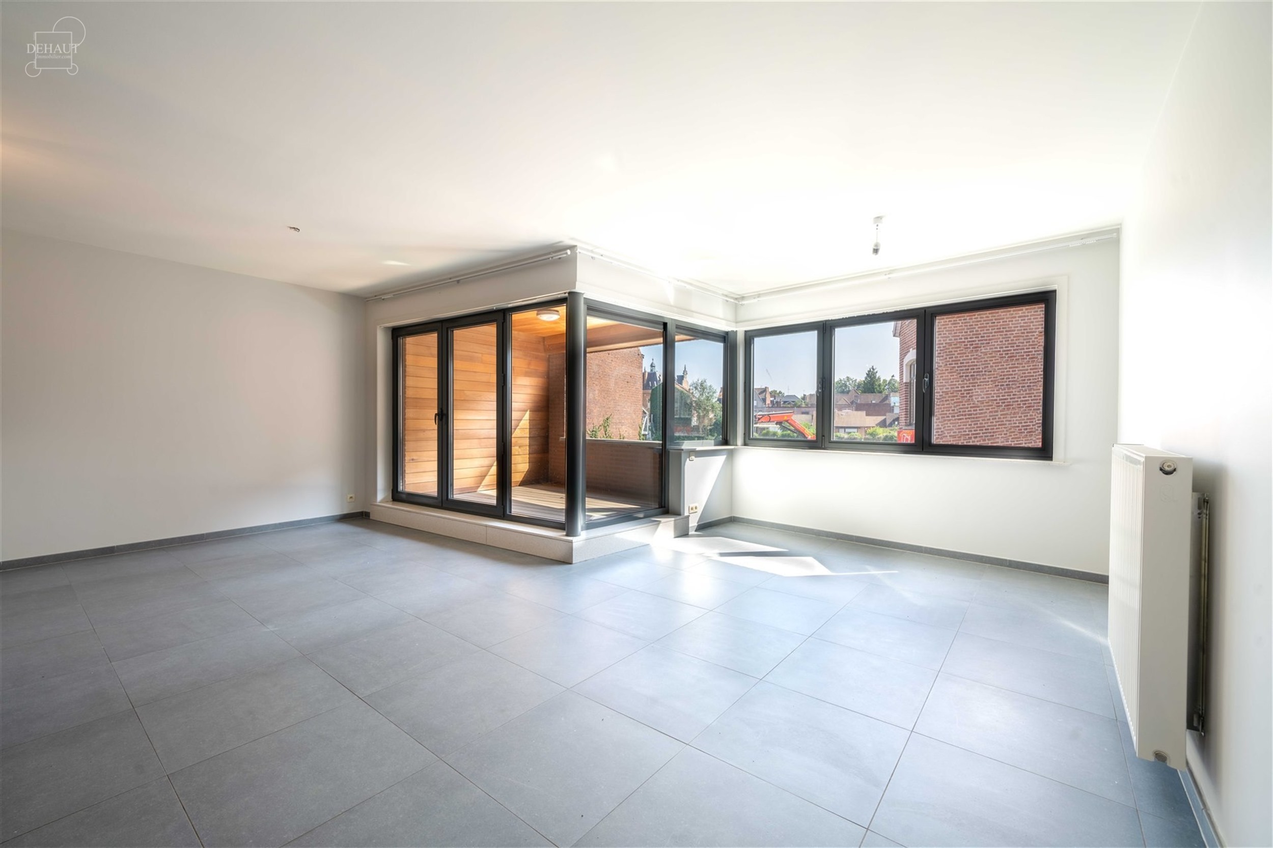 Superbe appartement rénové situé à proximité du centre-ville et des commerces. Bel espace de vie ouvert sur une cuisine entièrement équipée av...