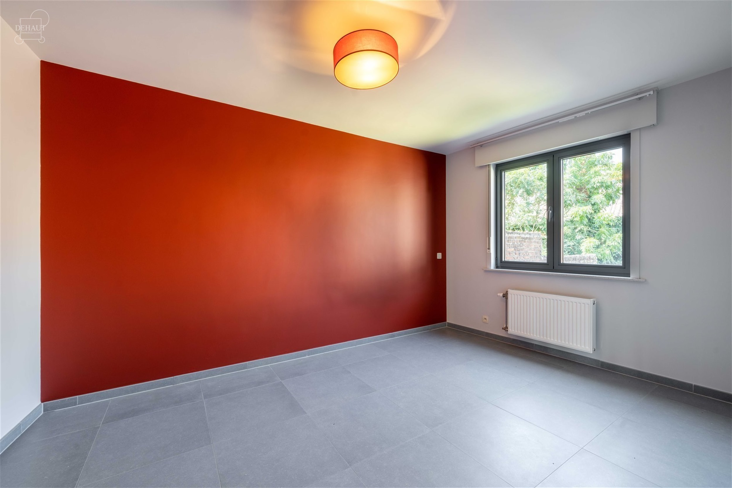 Superbe appartement rénové situé à proximité du centre-ville et des commerces. Bel espace de vie ouvert sur une cuisine entièrement équipée av...