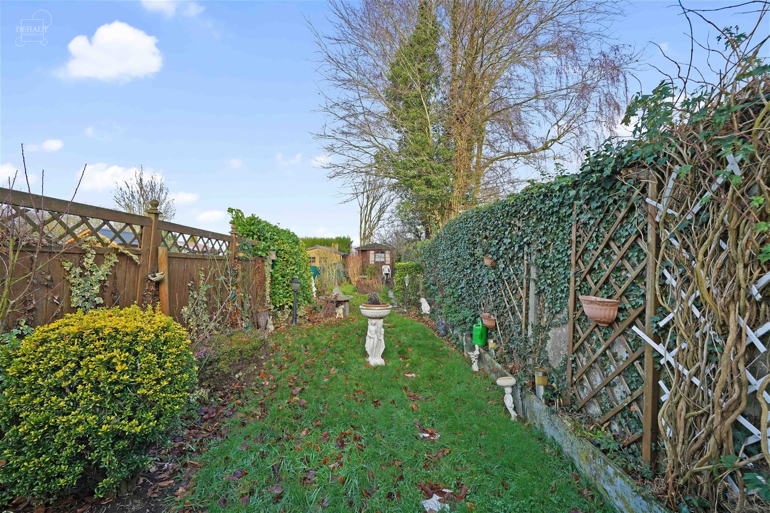 Maison de ville avec jardin disposant d'un grand séjour d'env. 42 m², une cuisine équipée, une salle de bain et 2 chambres. Grenier aménageable e...