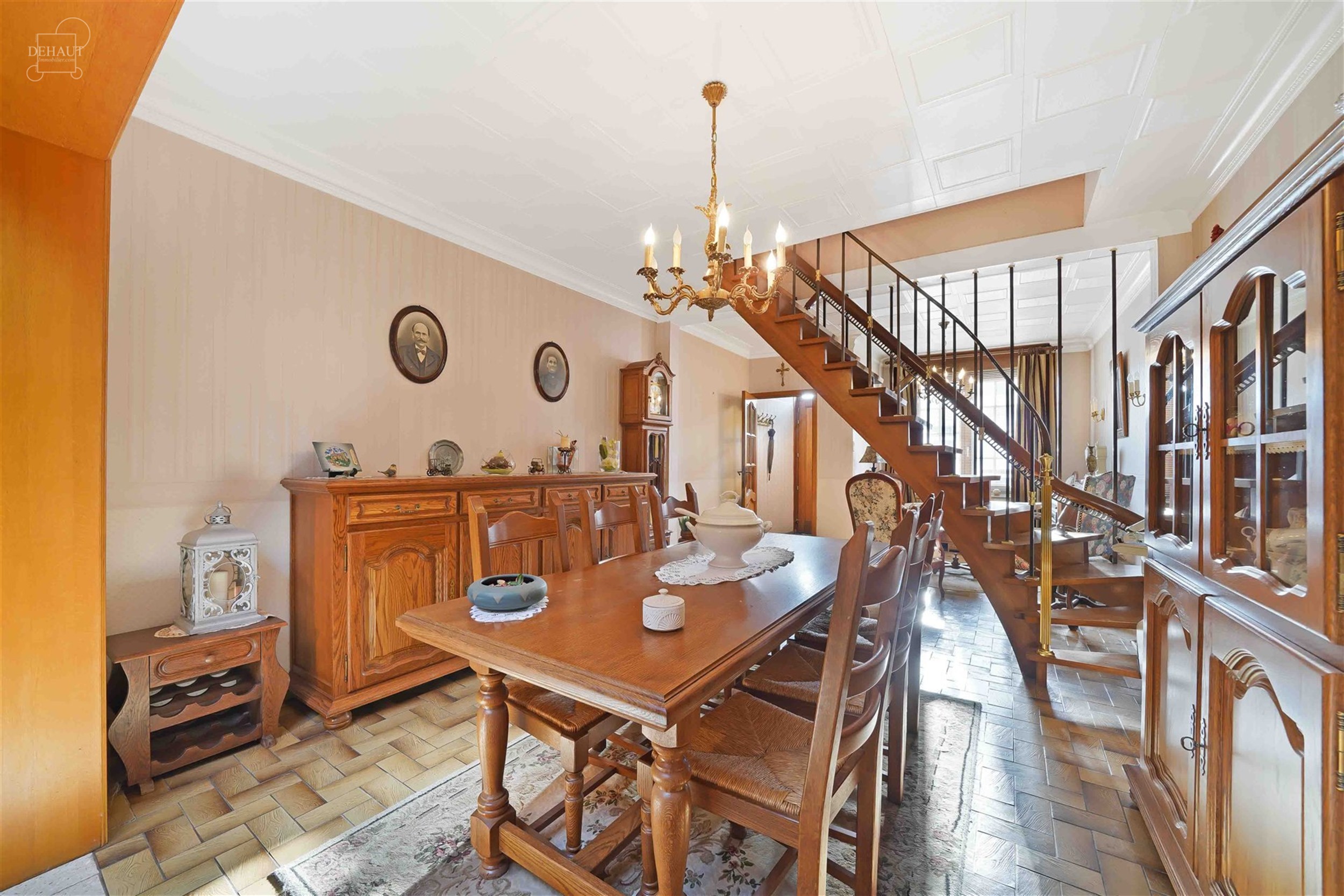 Maison de ville avec jardin disposant d'un grand séjour d'env. 42 m², une cuisine équipée, une salle de bain et 2 chambres. Grenier aménageable e...