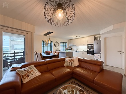 Appartement au 1er étage d'un immeuble construit en 2018. Proposant un bel espace de vie ouvert sur cuisine équipée, une agréable terrasse en bois...