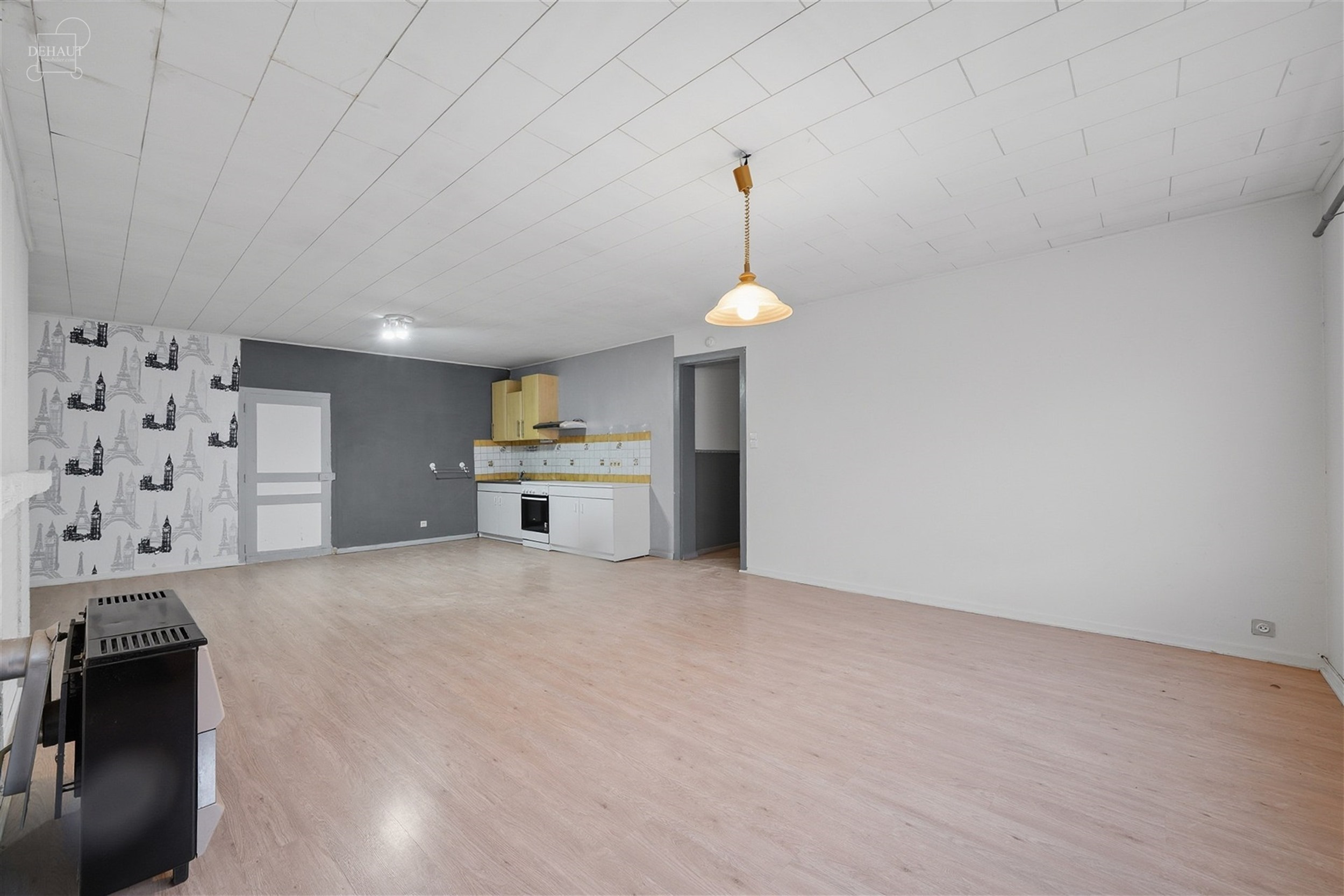 Joli appartement au 1er étage d'un immeuble situé au coeur du centre ville de LE BIZET. Dispose d'un hall d'entrée, un bel espace de vie ouvert ave...