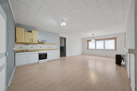 Joli appartement au 1er étage d'un immeuble situé au coeur du centre ville de LE BIZET. Dispose d'un hall d'entrée, un bel espace de vie ouvert ave...