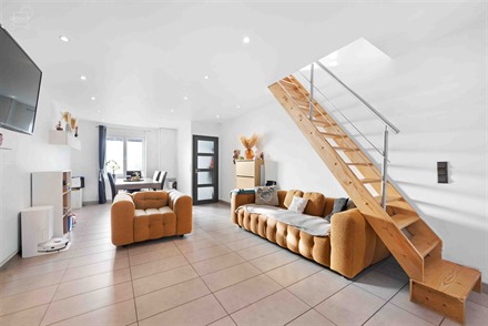 Jolie maison de ville située dans une rue piétonne très calme et à quelques pas du centre-ville : hall d'entrée, séjour, cuisine équipée, sall...