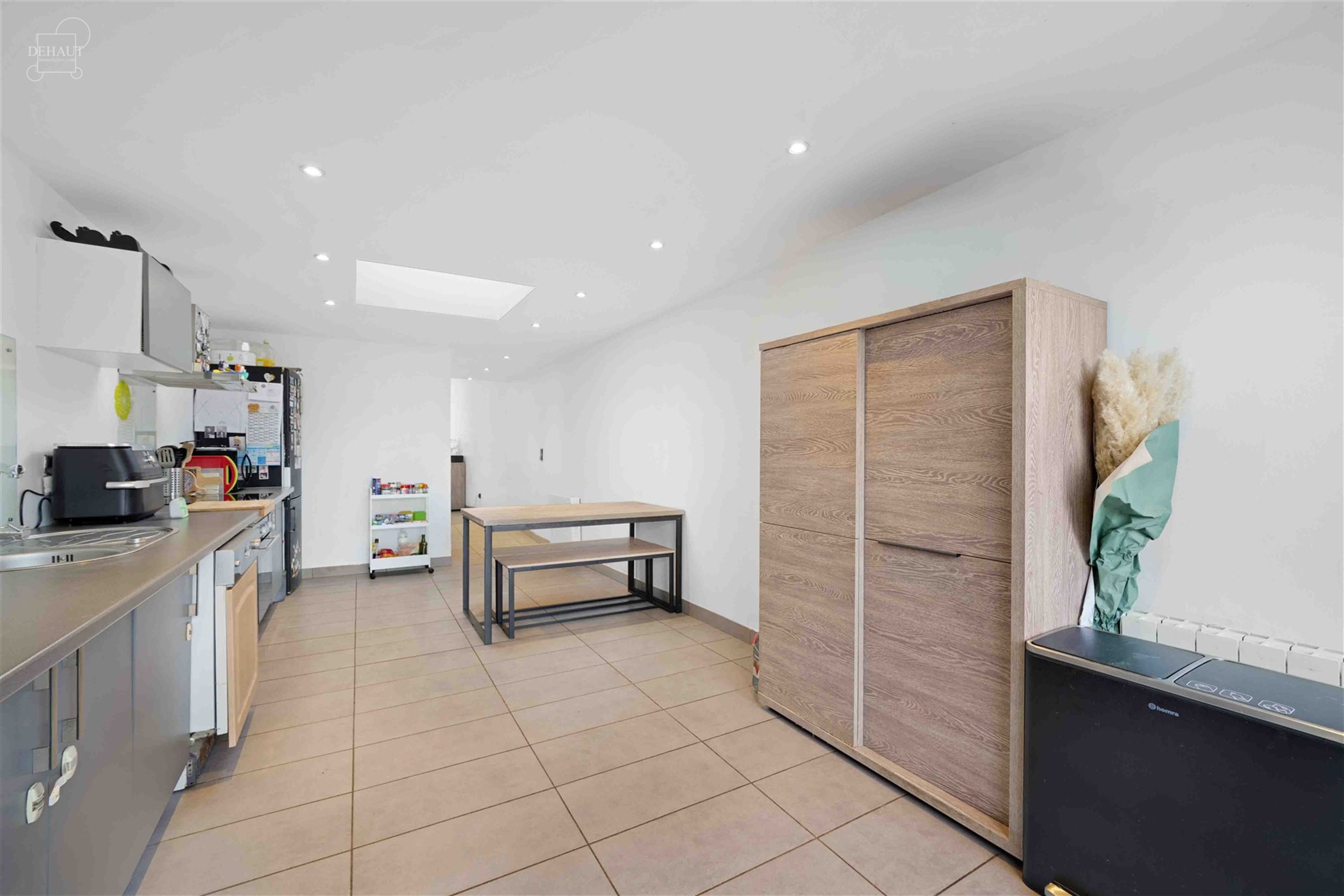 Jolie maison de ville située dans une rue piétonne très calme et à quelques pas du centre-ville : hall d'entrée, séjour, cuisine équipée, sall...