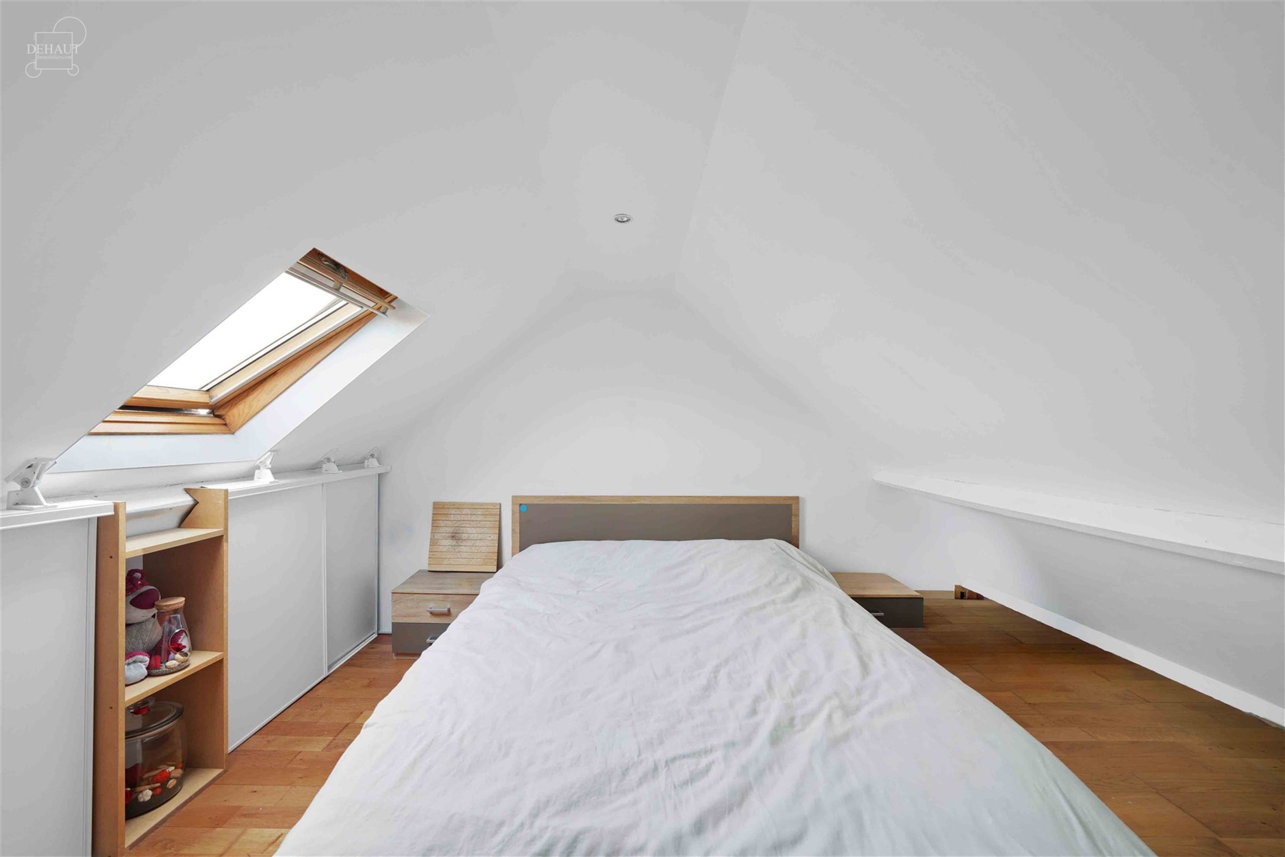 Jolie maison de ville située dans une rue piétonne très calme et à quelques pas du centre-ville : hall d'entrée, séjour, cuisine équipée, sall...