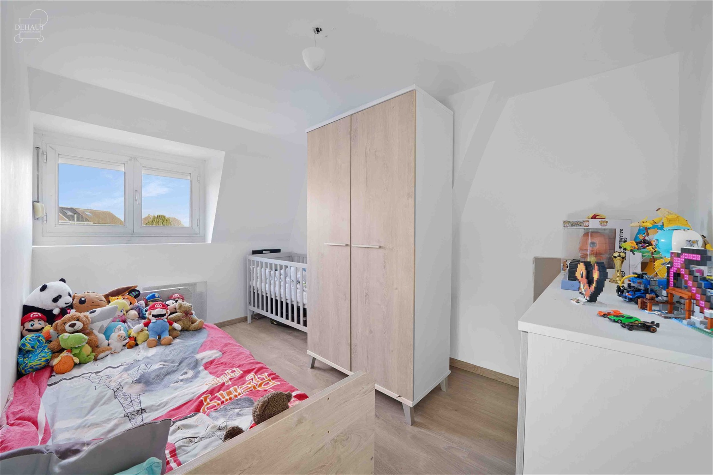 Jolie maison de ville située dans une rue piétonne très calme et à quelques pas du centre-ville : hall d'entrée, séjour, cuisine équipée, sall...