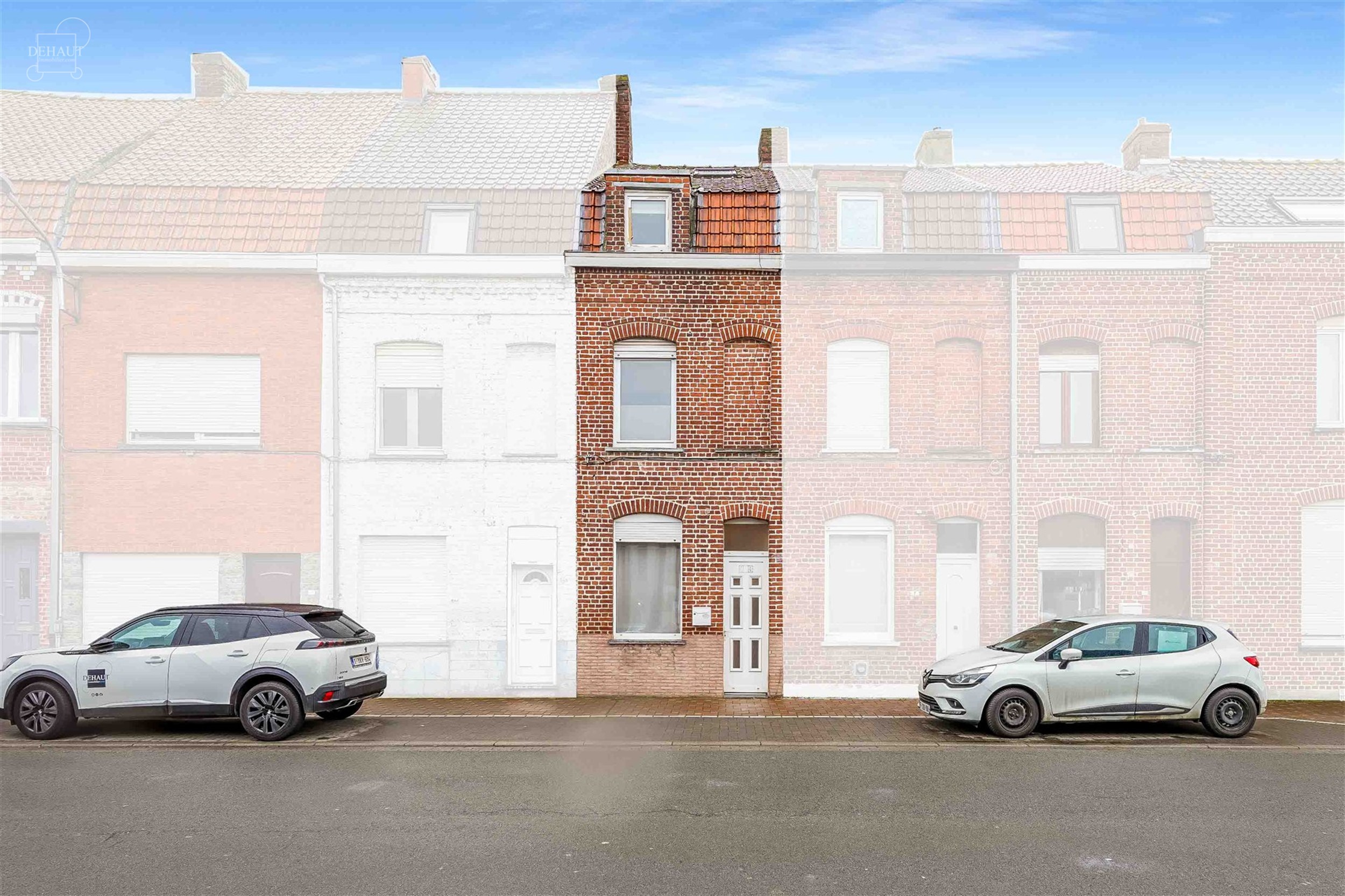 Maison de ville tout confort avec garage par accès arrière comprenant un séjour, une cuisine équipée, une buanderie, une salle de bain, 2 WC dont...