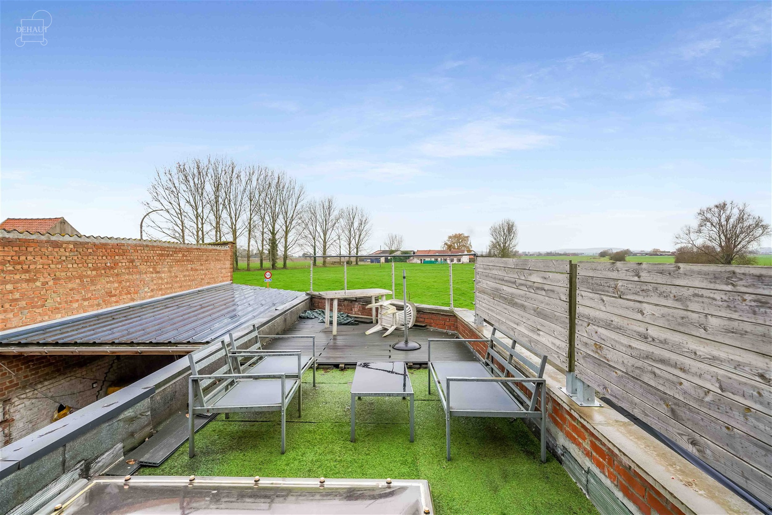 Maison de ville tout confort avec garage par accès arrière comprenant un séjour, une cuisine équipée, une buanderie, une salle de bain, 2 WC dont...