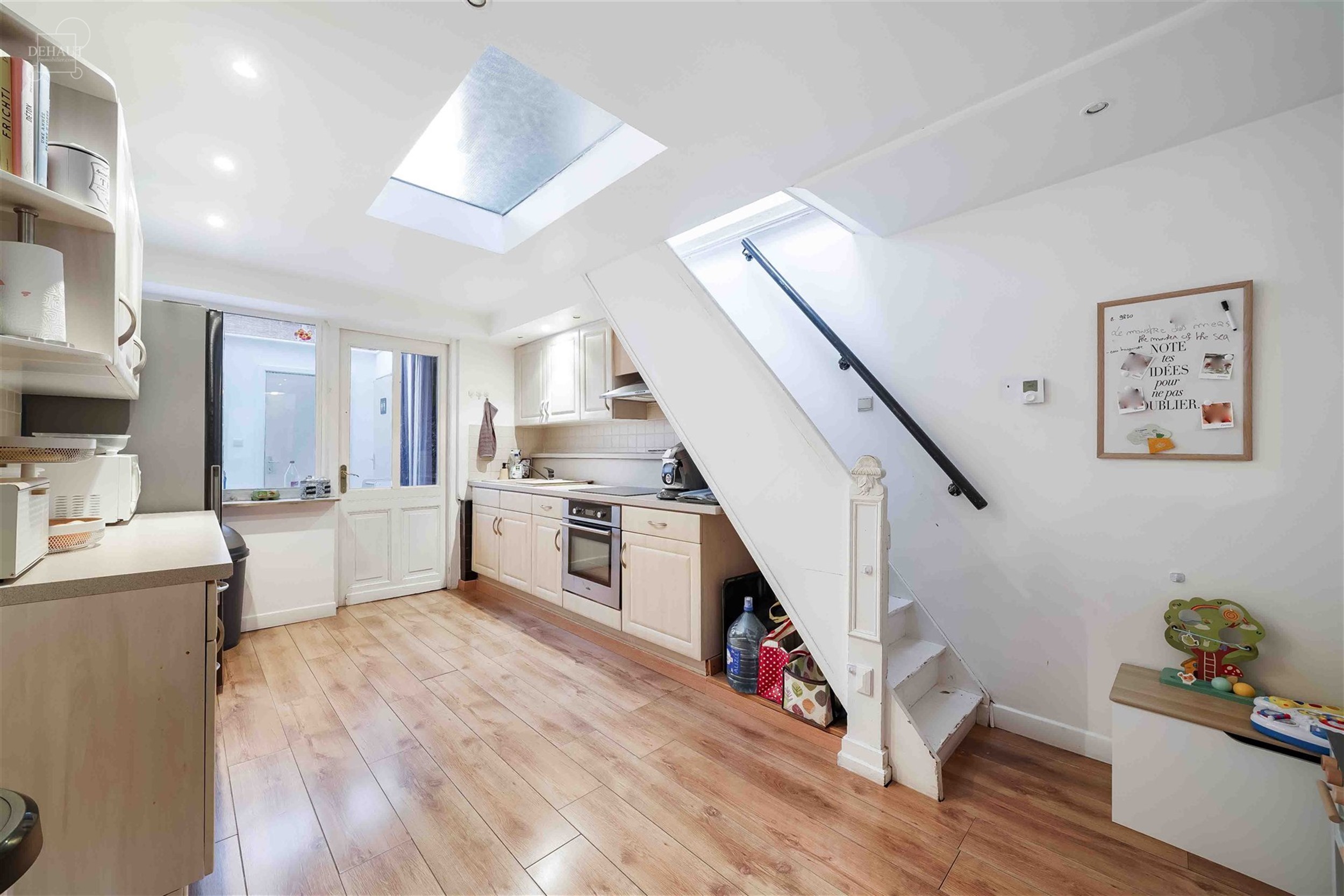 Maison de ville tout confort avec garage par accès arrière comprenant un séjour, une cuisine équipée, une buanderie, une salle de bain, 2 WC dont...