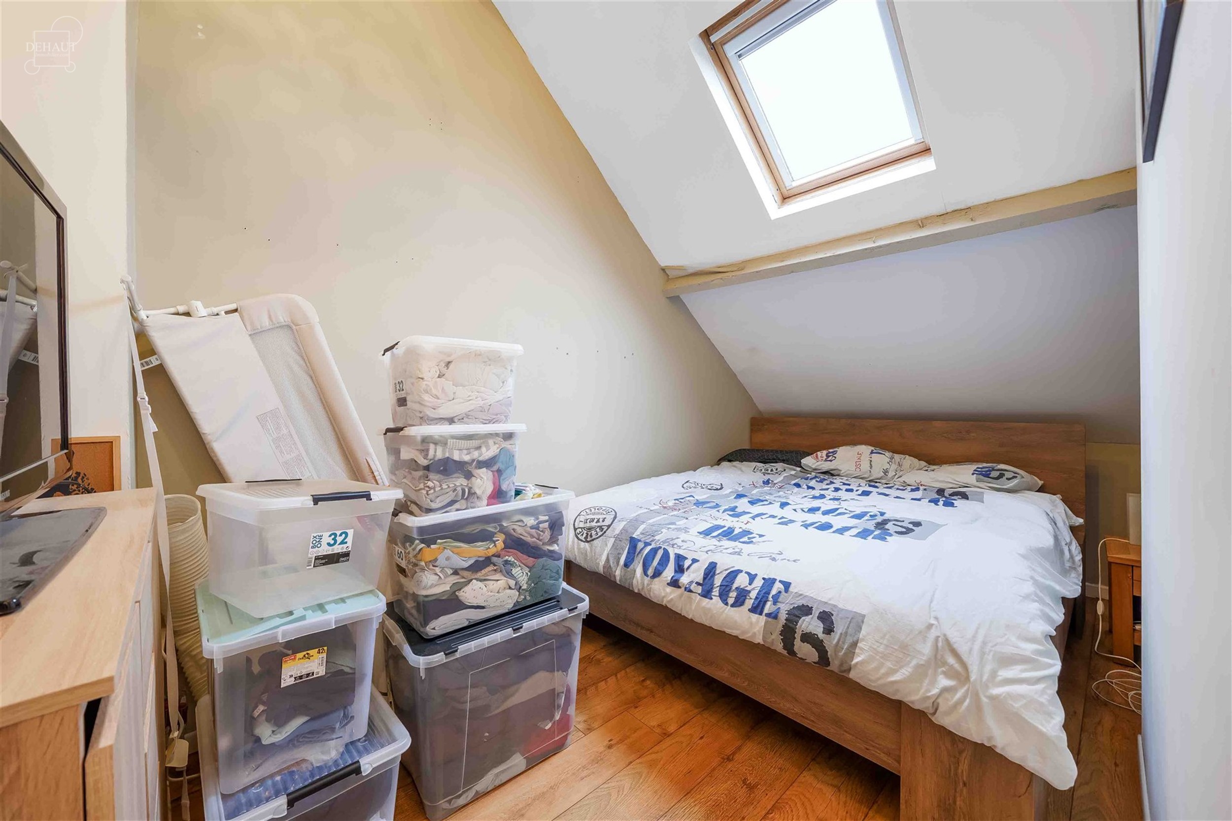 Maison de ville tout confort avec garage par accès arrière comprenant un séjour, une cuisine équipée, une buanderie, une salle de bain, 2 WC dont...