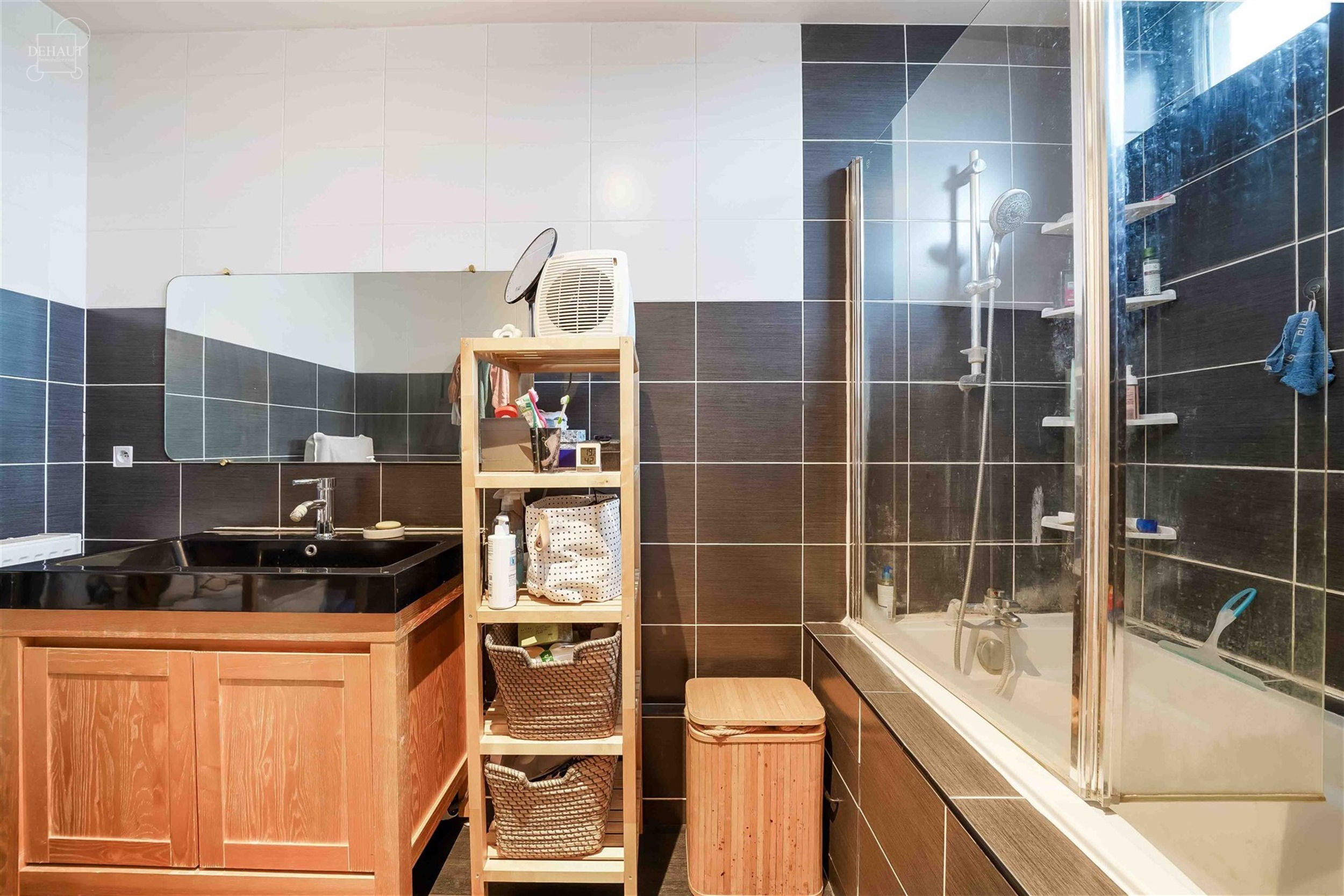 Maison de ville tout confort avec garage par accès arrière comprenant un séjour, une cuisine équipée, une buanderie, une salle de bain, 2 WC dont...