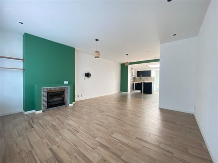 Prachtig en ruim herenhuis met een grote woonkamer die grenst aan een schitterende ingerichte keuken. Nieuwe badkamer, wasruimte, 2 slaapkamers + zold...