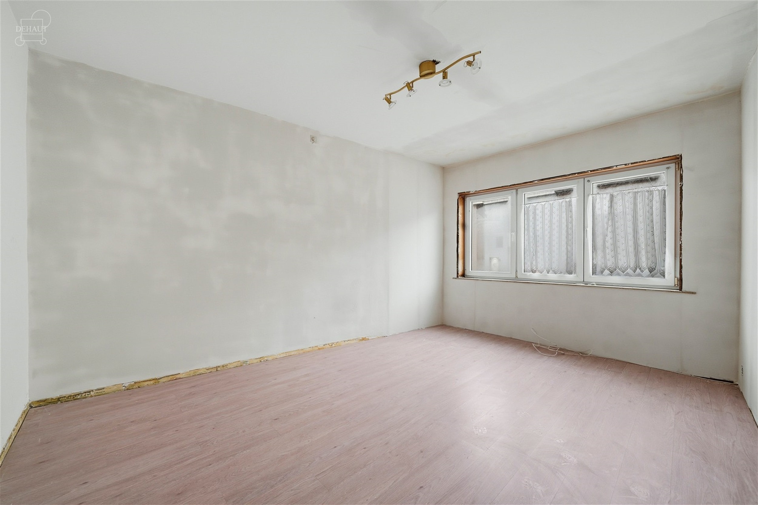 Joli appartement au 1er étage d'un immeuble situé au coeur du centre ville de LE BIZET. Dispose d'un hall d'entrée, un bel espace de vie ouvert ave...