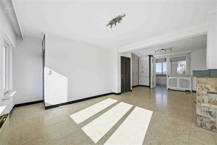 Jolie maison bel-étage offrant un lumineux séjour avec cuisine équipée, un cellier, une salle de bain, un WC indépendant, 2 chambres, un grand ga...