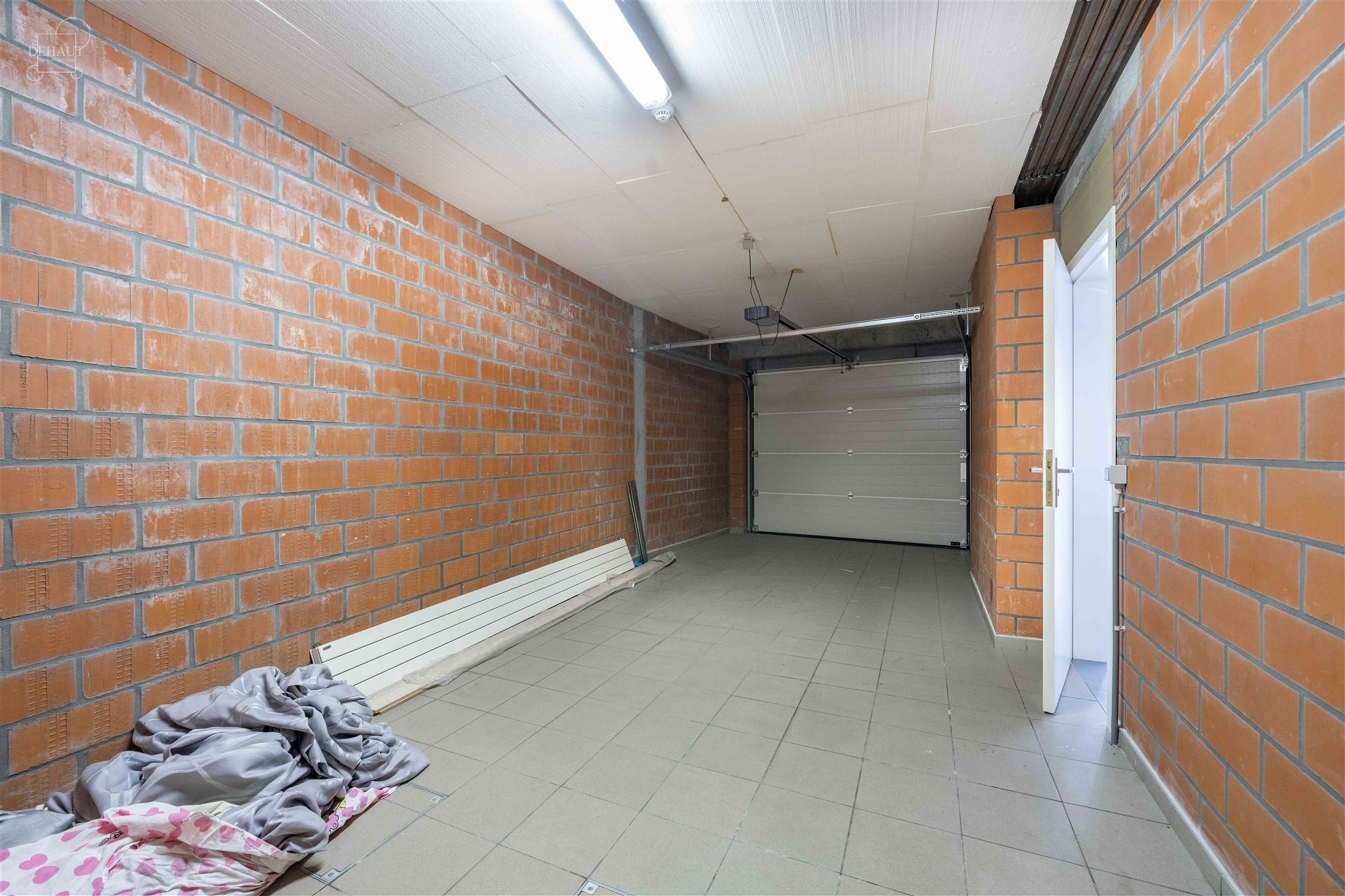 Superbe appartement rénové situé à proximité du centre-ville et des commerces. Bel espace de vie ouvert sur une cuisine entièrement équipée av...