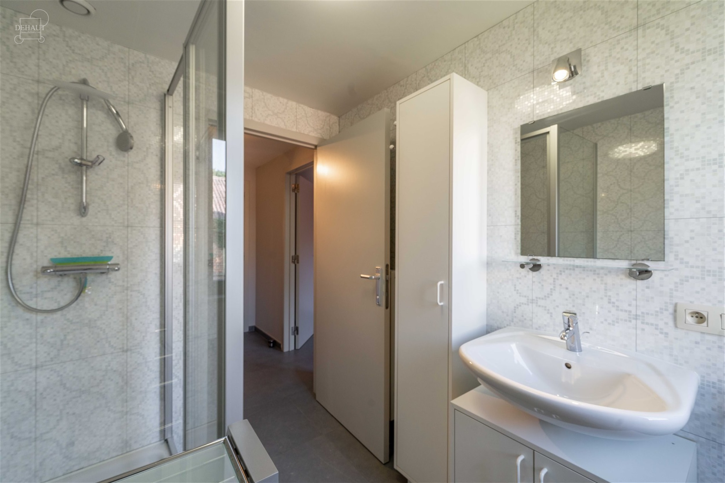 Superbe appartement rénové situé à proximité du centre-ville et des commerces. Bel espace de vie ouvert sur une cuisine entièrement équipée av...