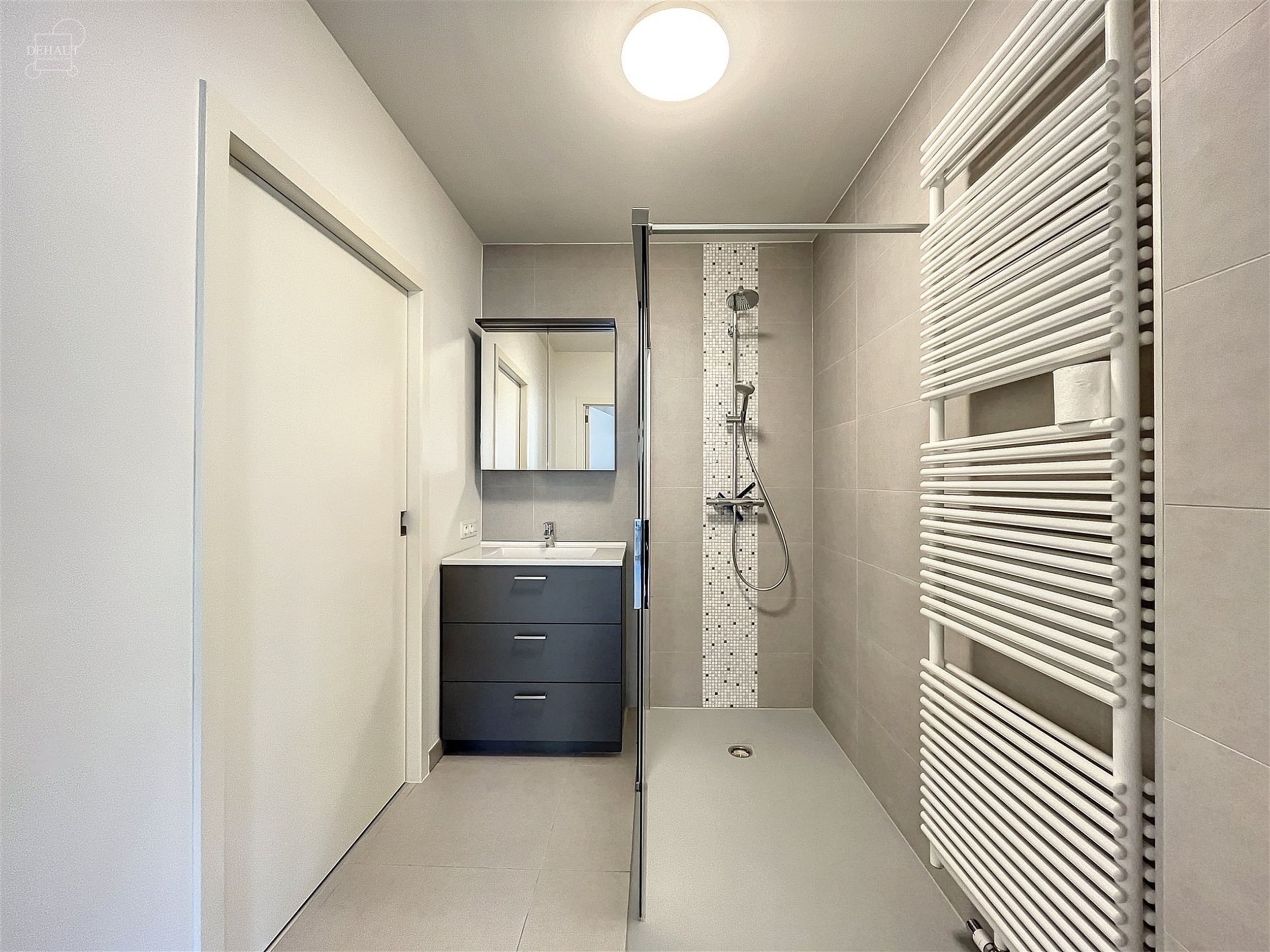 Bel appartement au rez-de-chaussée d'un immeuble construit en 2018. Comprend un lumineux séjour ouvert sur cuisine équipée, une salle de bain, une...