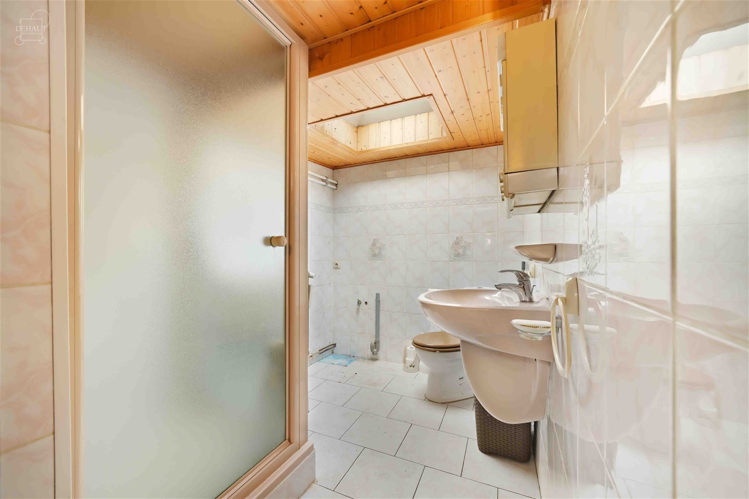 Maison de ville avec jardin disposant d'un grand séjour d'env. 42 m², une cuisine équipée, une salle de bain et 2 chambres. Grenier aménageable e...