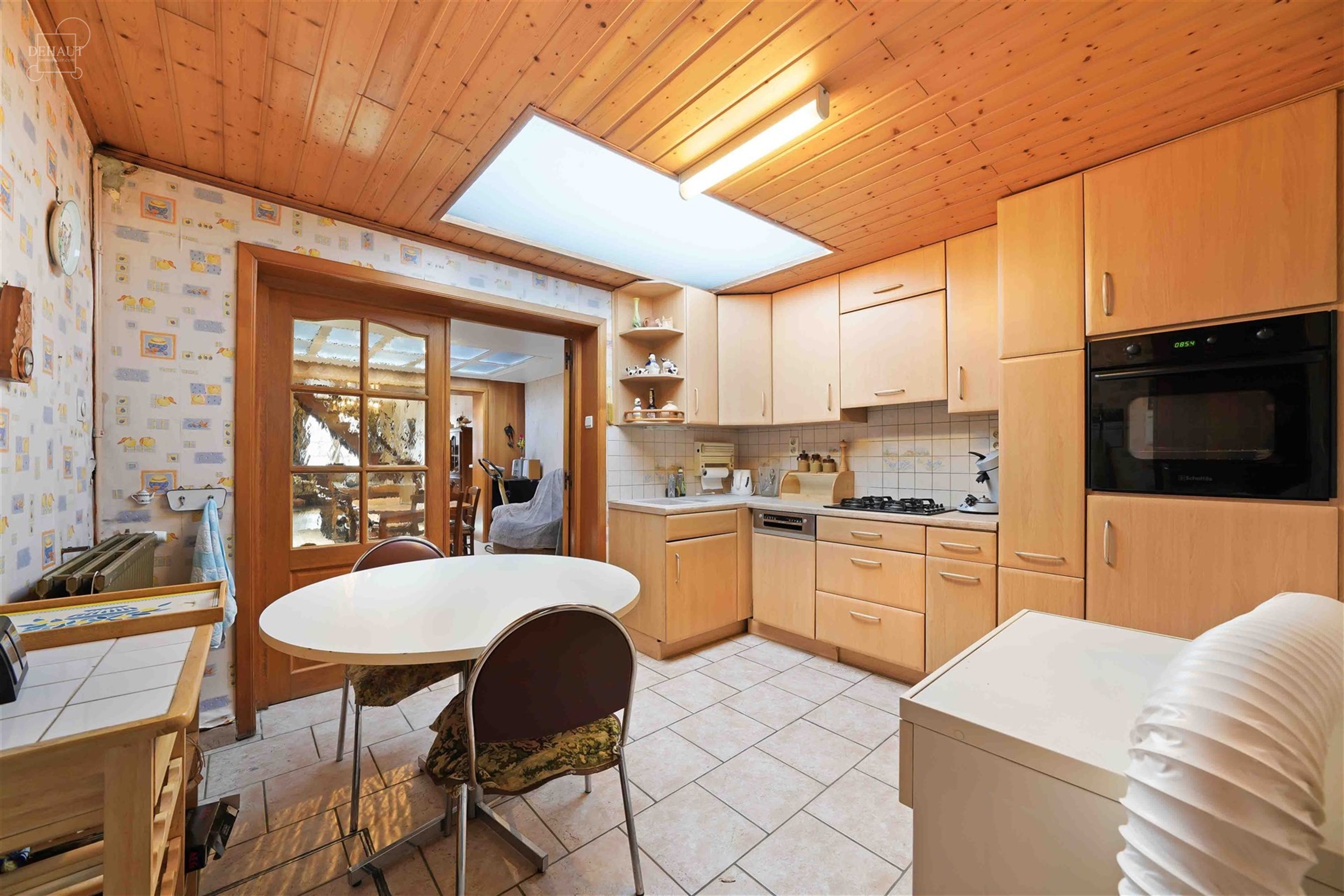 Maison de ville avec jardin disposant d'un grand séjour d'env. 42 m², une cuisine équipée, une salle de bain et 2 chambres. Grenier aménageable e...