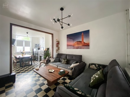 Mooi herenhuis met een inkomhal met een woonkamer, een eetkamer, een keuken, een badkamer met toilet, een wasruimte en 3 slaapkamers. Tuin met terras ...