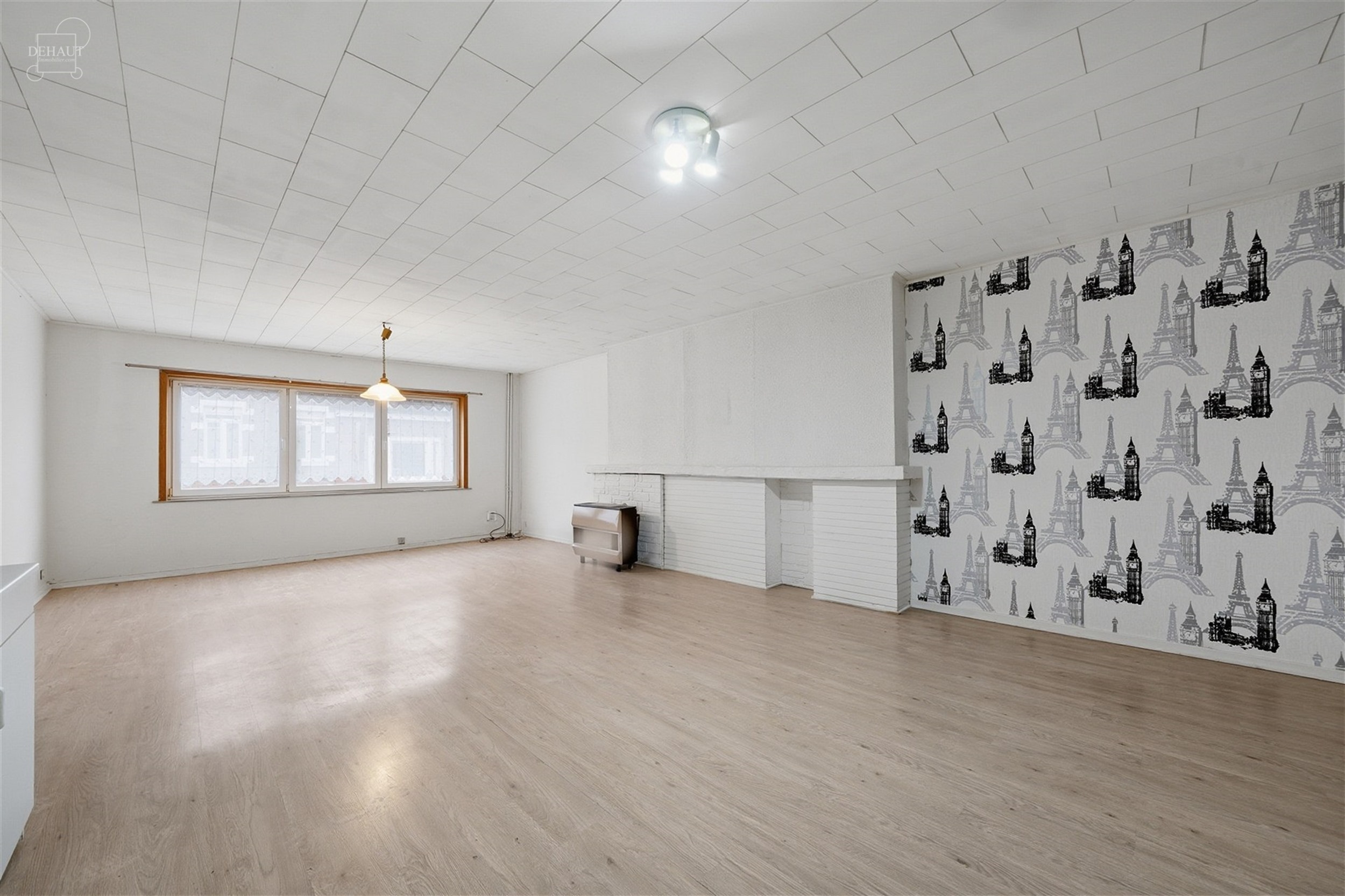 Joli appartement au 1er étage d'un immeuble situé au coeur du centre ville de LE BIZET. Dispose d'un hall d'entrée, un bel espace de vie ouvert ave...