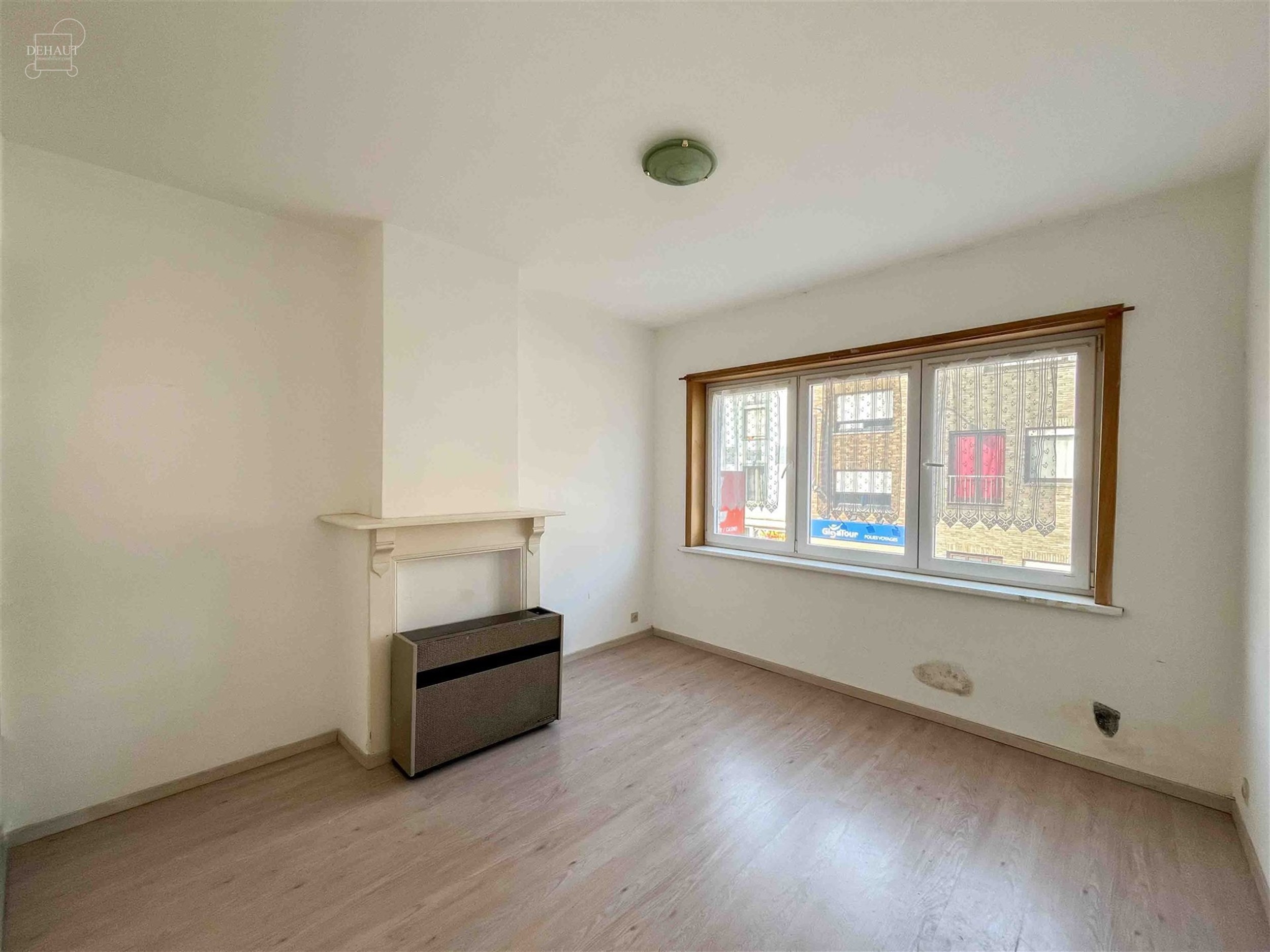 Joli appartement au 1er étage d'un immeuble situé au coeur du centre ville de LE BIZET. Dispose d'un hall d'entrée, un bel espace de vie ouvert ave...