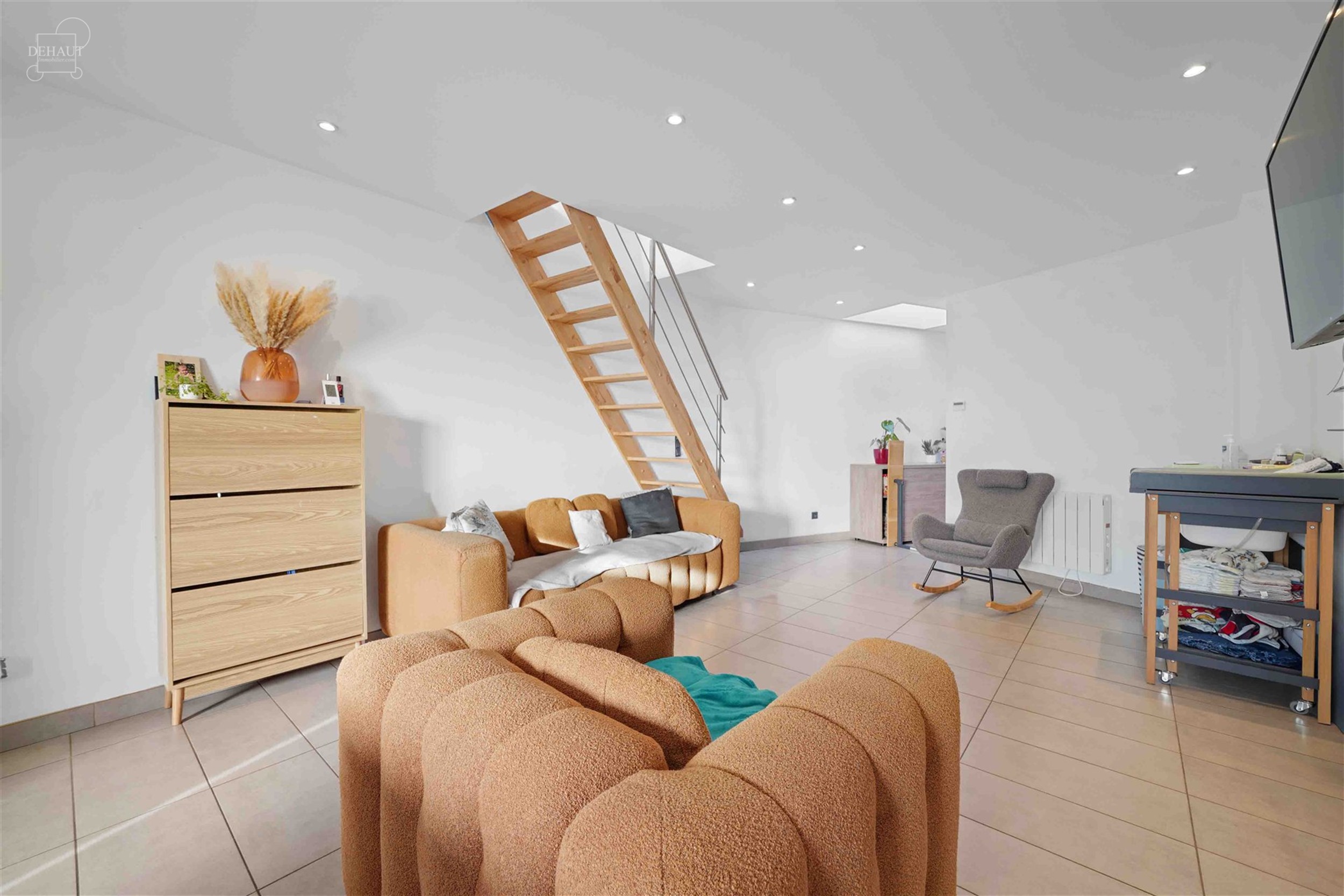 Jolie maison de ville située dans une rue piétonne très calme et à quelques pas du centre-ville : hall d'entrée, séjour, cuisine équipée, sall...