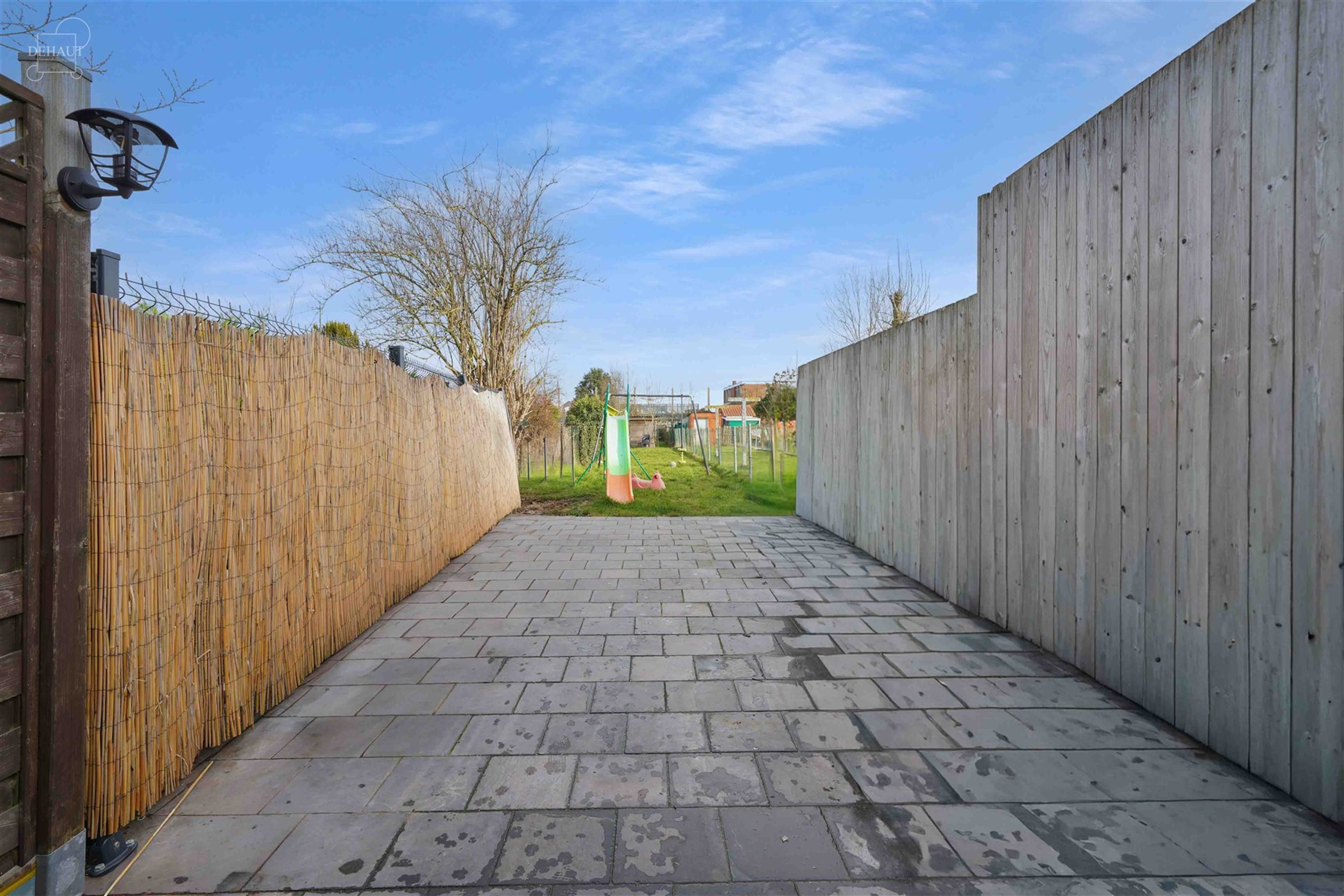 Jolie maison de ville située dans une rue piétonne très calme et à quelques pas du centre-ville : hall d'entrée, séjour, cuisine équipée, sall...