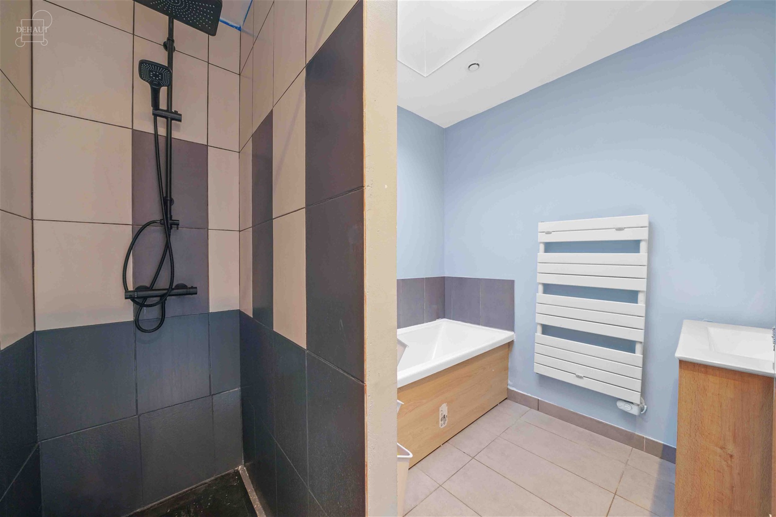 Jolie maison de ville située dans une rue piétonne très calme et à quelques pas du centre-ville : hall d'entrée, séjour, cuisine équipée, sall...