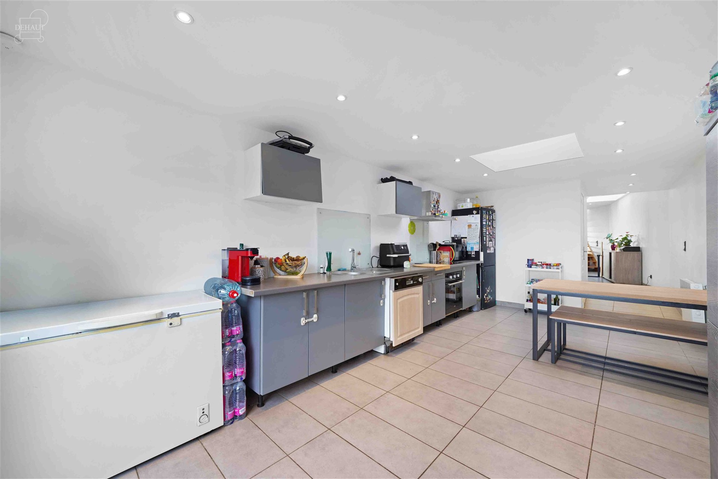 Jolie maison de ville située dans une rue piétonne très calme et à quelques pas du centre-ville : hall d'entrée, séjour, cuisine équipée, sall...