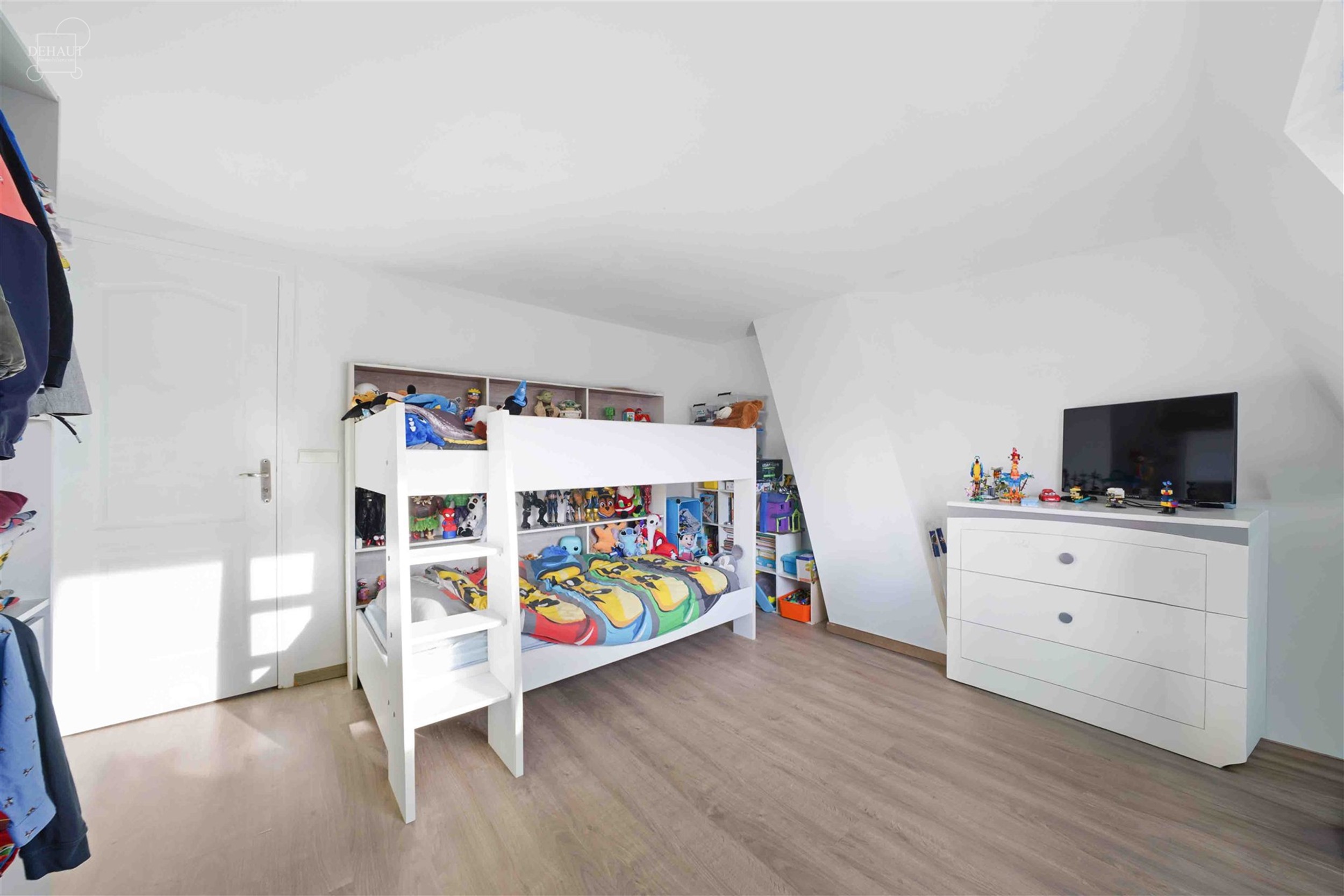 Jolie maison de ville située dans une rue piétonne très calme et à quelques pas du centre-ville : hall d'entrée, séjour, cuisine équipée, sall...