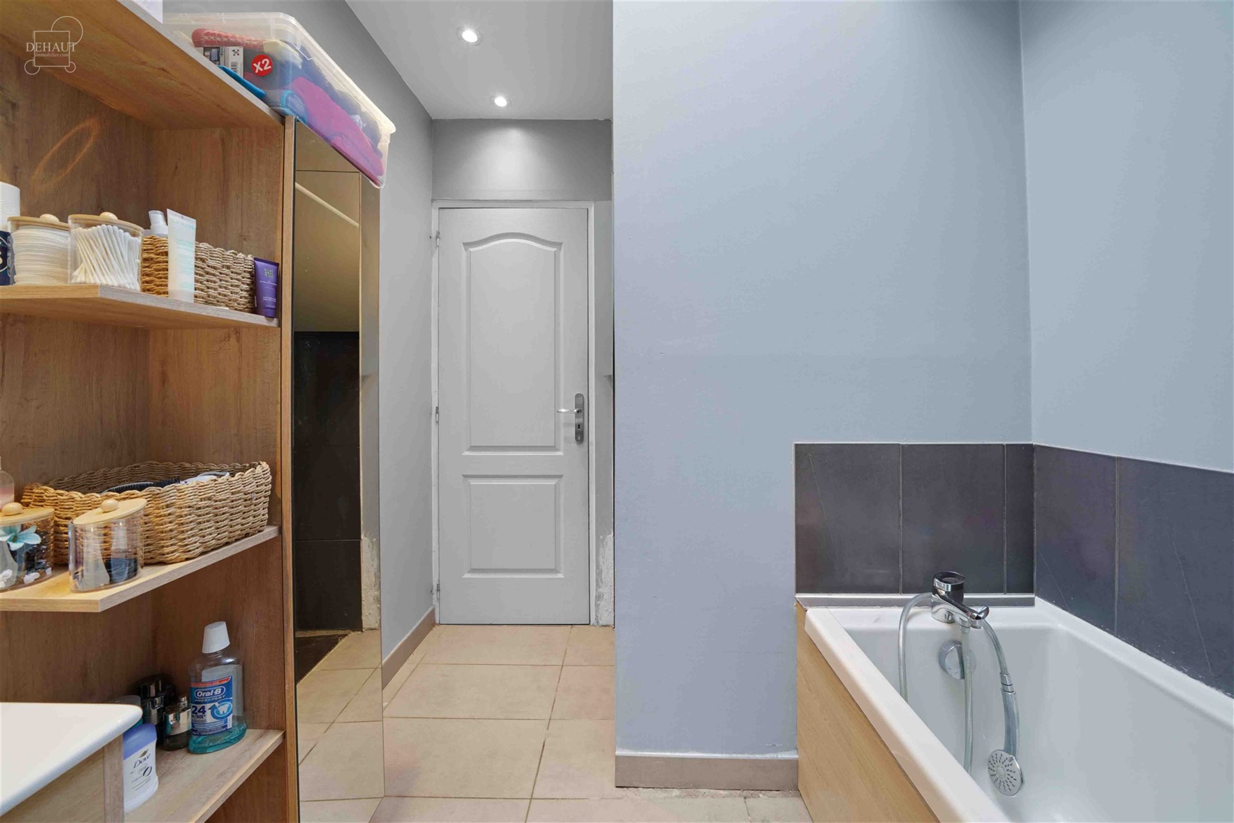 Jolie maison de ville située dans une rue piétonne très calme et à quelques pas du centre-ville : hall d'entrée, séjour, cuisine équipée, sall...