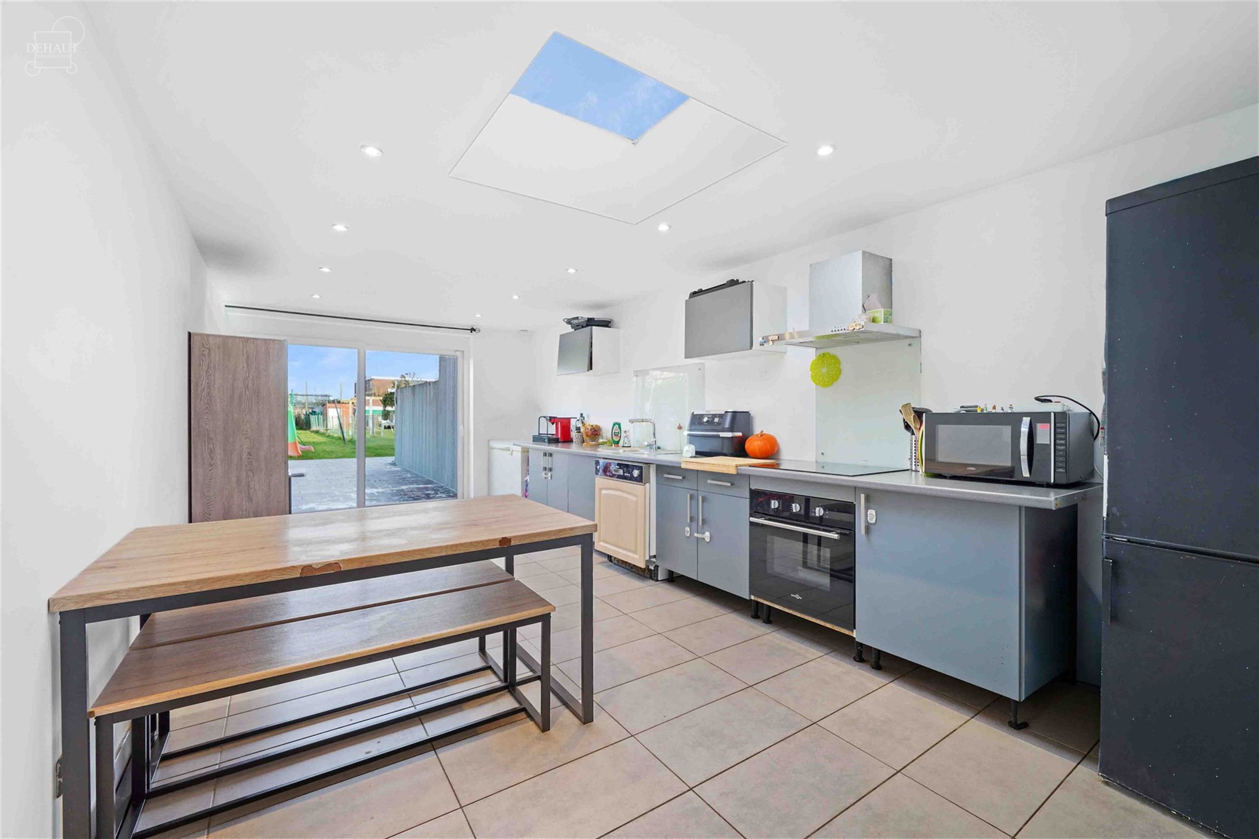 Jolie maison de ville située dans une rue piétonne très calme et à quelques pas du centre-ville : hall d'entrée, séjour, cuisine équipée, sall...