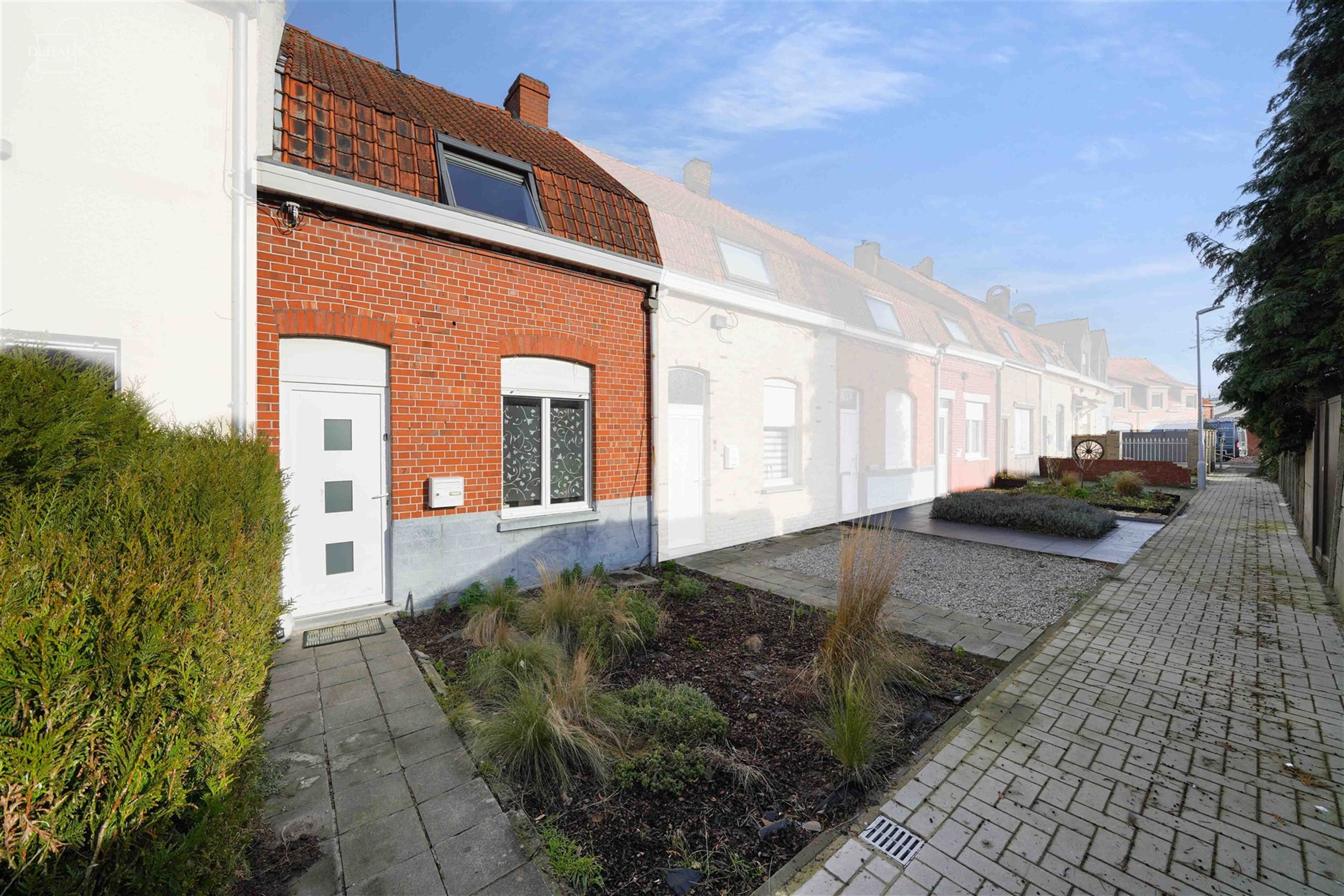 Jolie maison de ville située dans une rue piétonne très calme et à quelques pas du centre-ville : hall d'entrée, séjour, cuisine équipée, sall...