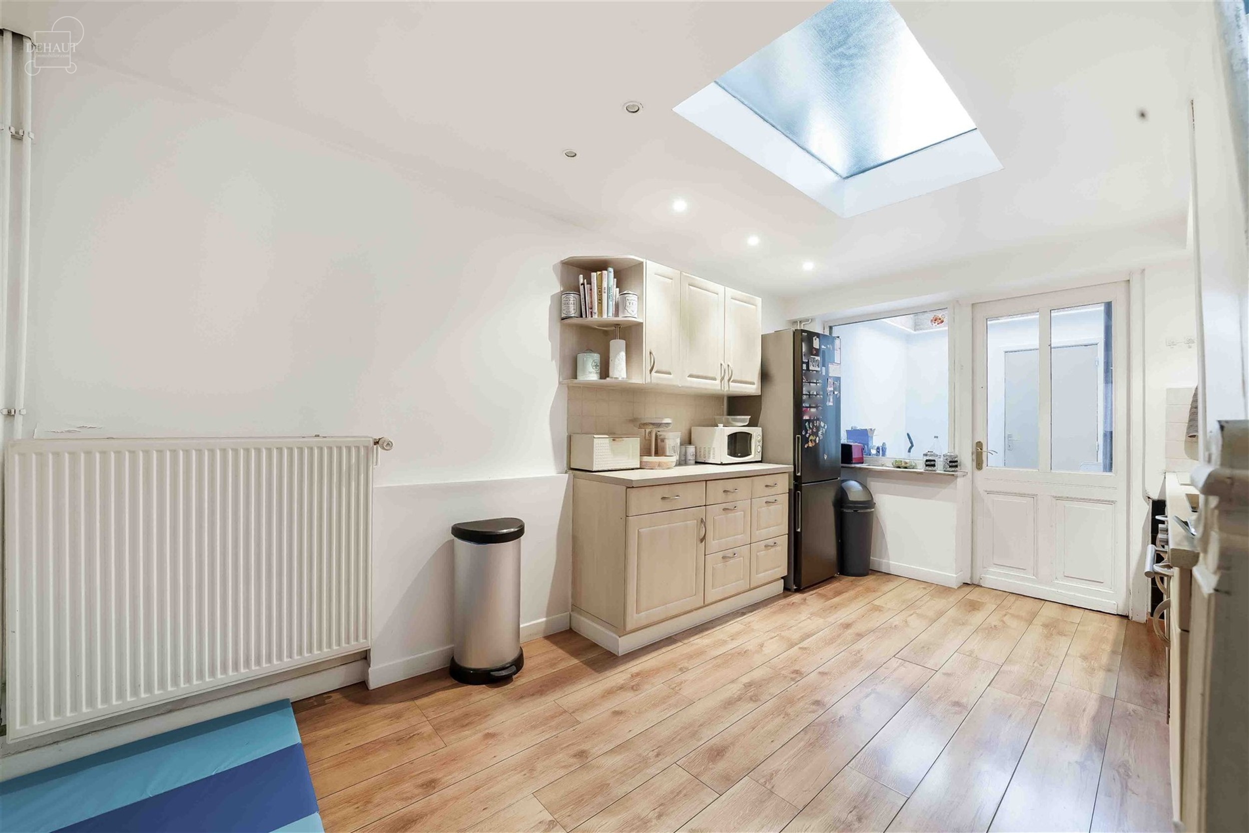 Maison de ville tout confort avec garage par accès arrière comprenant un séjour, une cuisine équipée, une buanderie, une salle de bain, 2 WC dont...