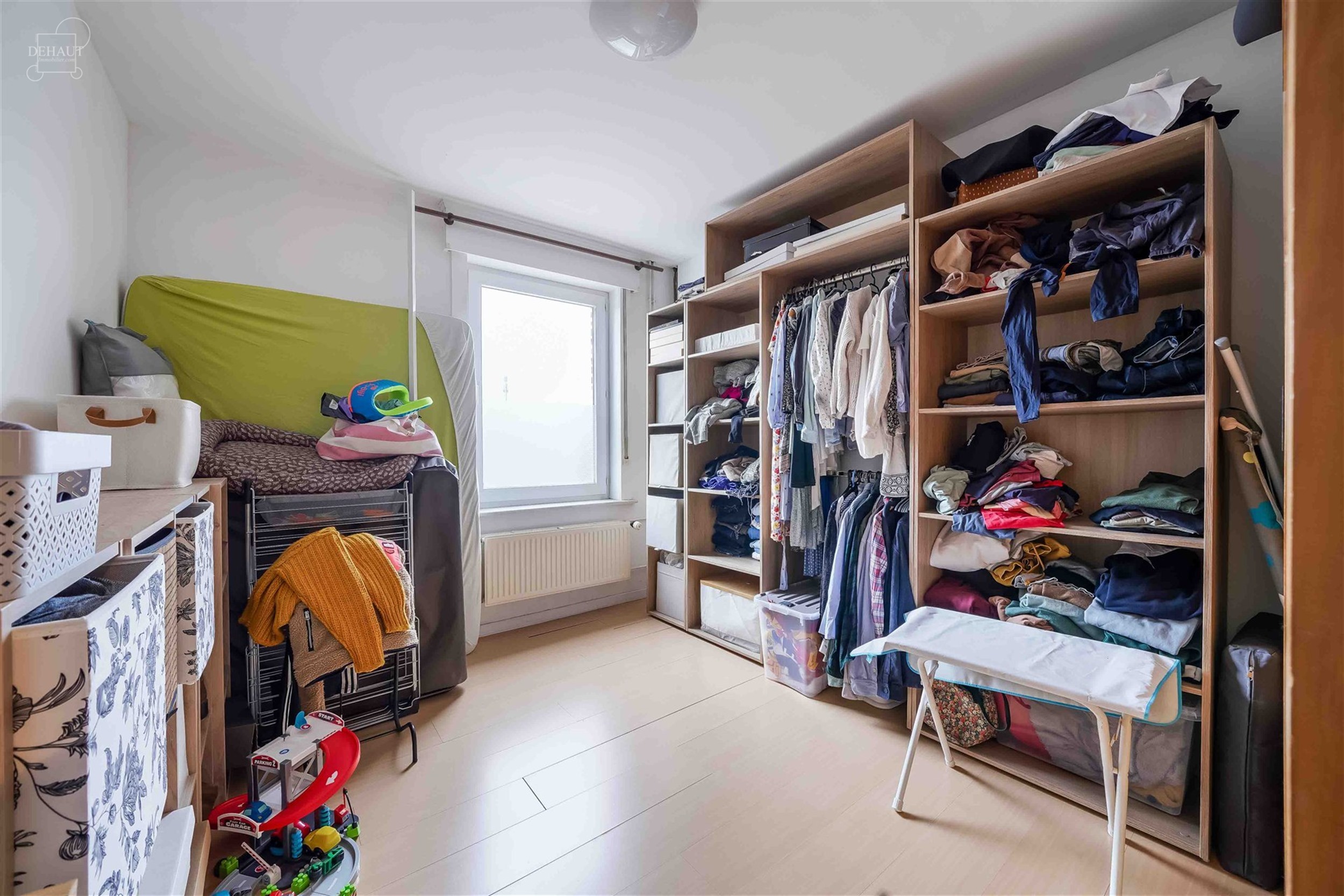 Maison de ville tout confort avec garage par accès arrière comprenant un séjour, une cuisine équipée, une buanderie, une salle de bain, 2 WC dont...