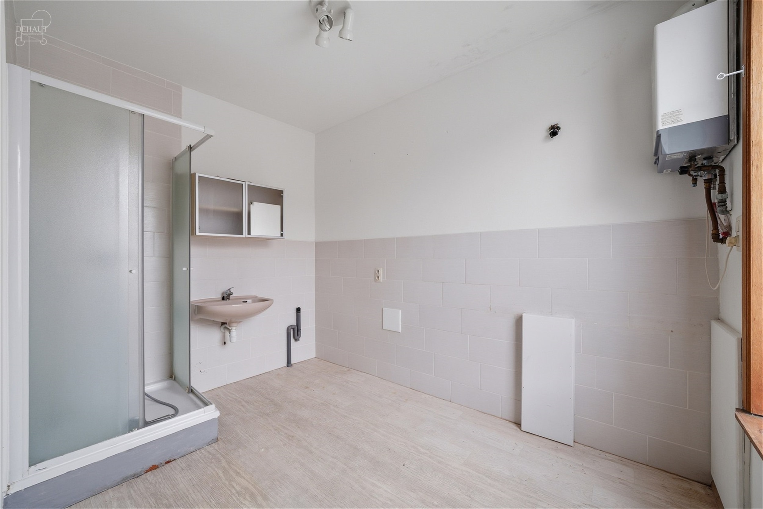 Joli appartement au 1er étage d'un immeuble situé au coeur du centre ville de LE BIZET. Dispose d'un hall d'entrée, un bel espace de vie ouvert ave...