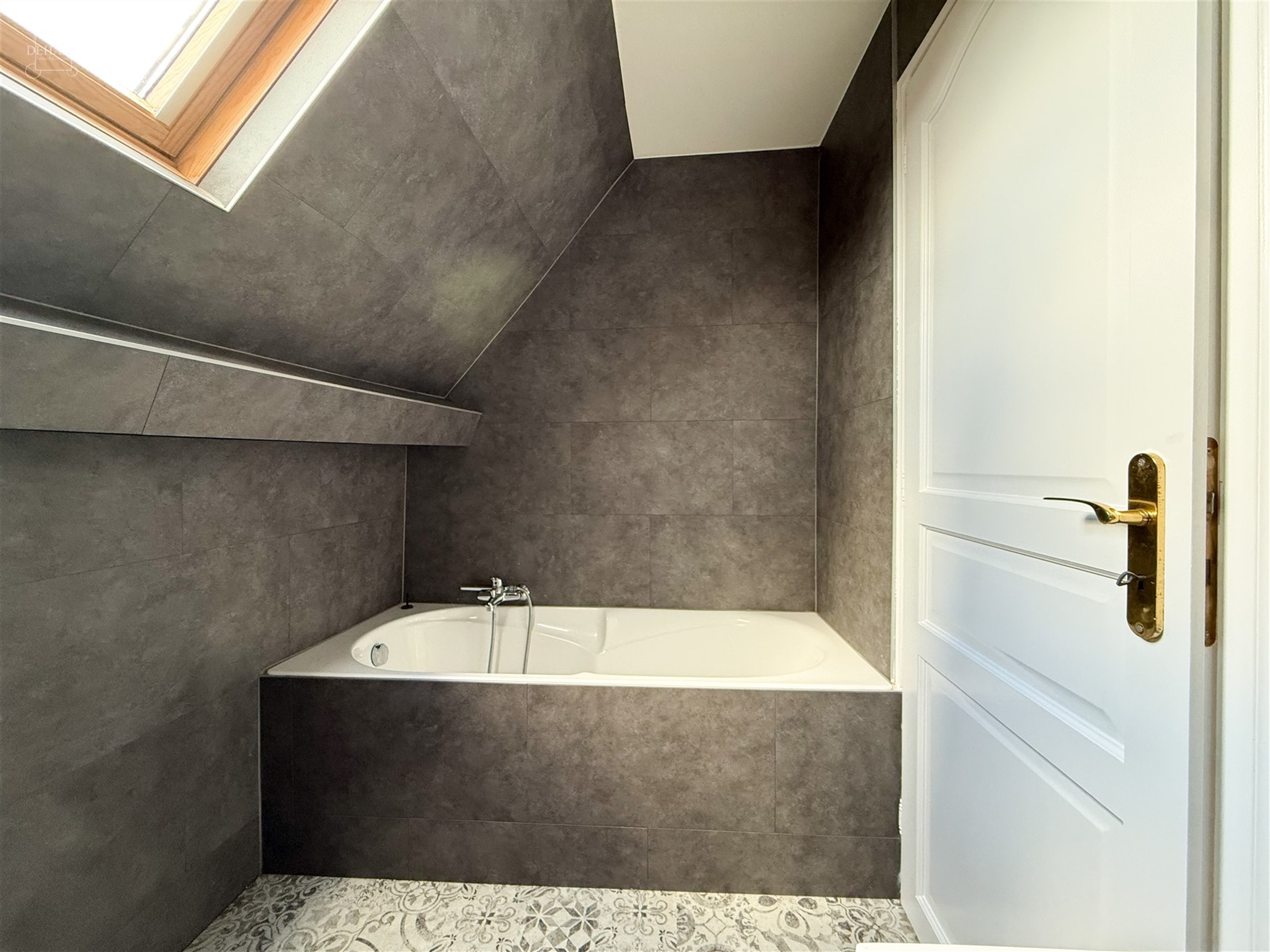 Bel appartement situé au 1er étage comprenant un spacieux séjour ouvert sur cuisine équipée, une salle de douche, un WC indépendant, deux chambr...