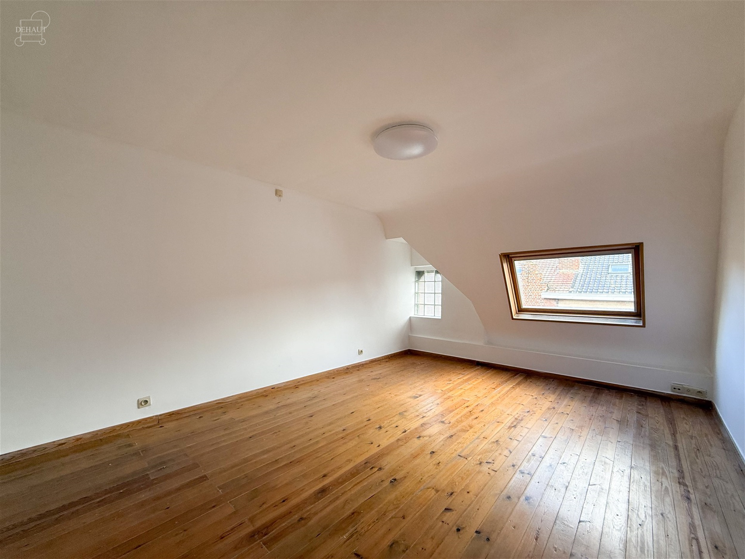Bel appartement situé au 1er étage comprenant un spacieux séjour ouvert sur cuisine équipée, une salle de douche, un WC indépendant, deux chambr...