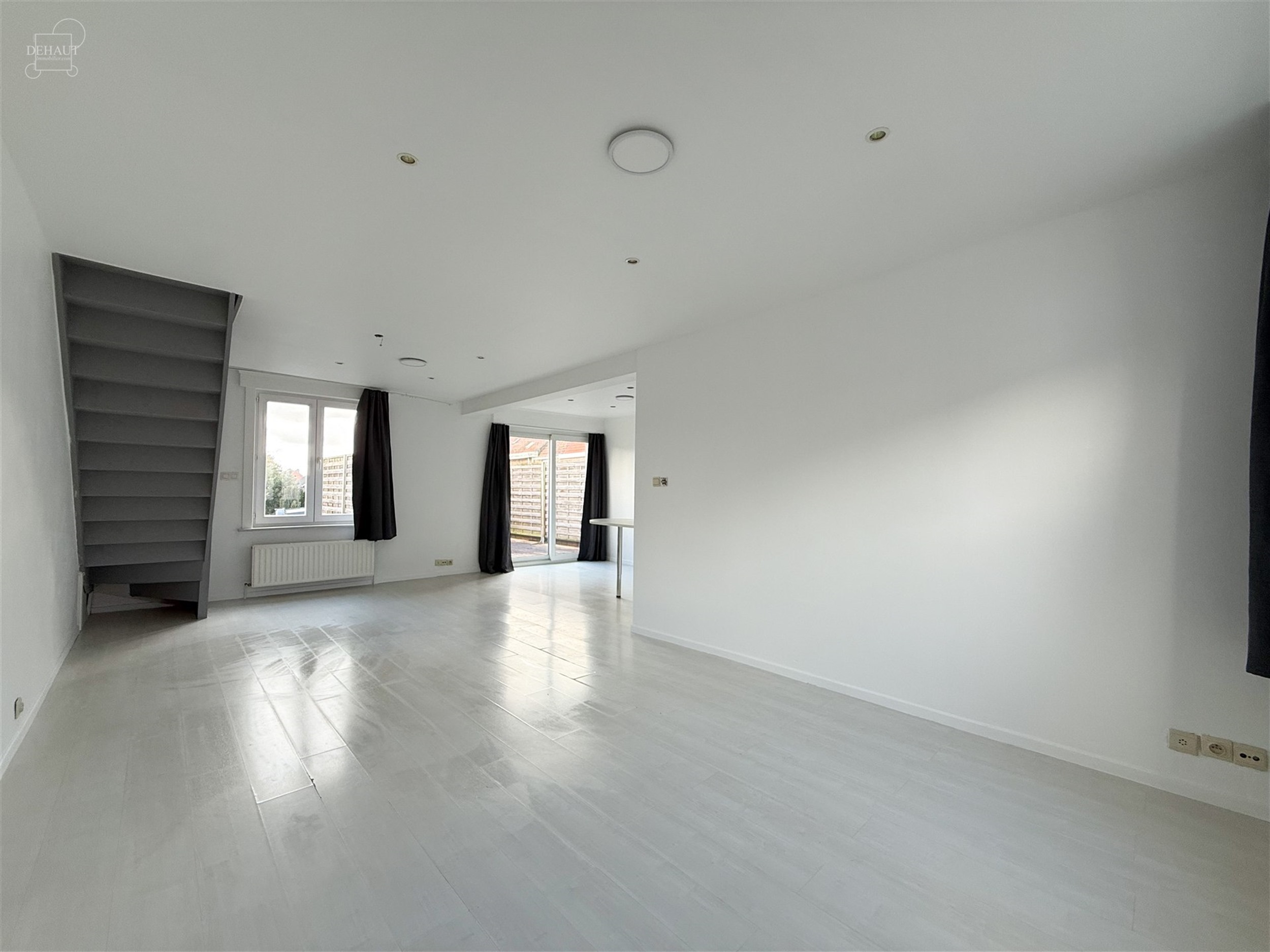 Bel appartement situé au 1er étage comprenant un spacieux séjour ouvert sur cuisine équipée, une salle de douche, un WC indépendant, deux chambr...