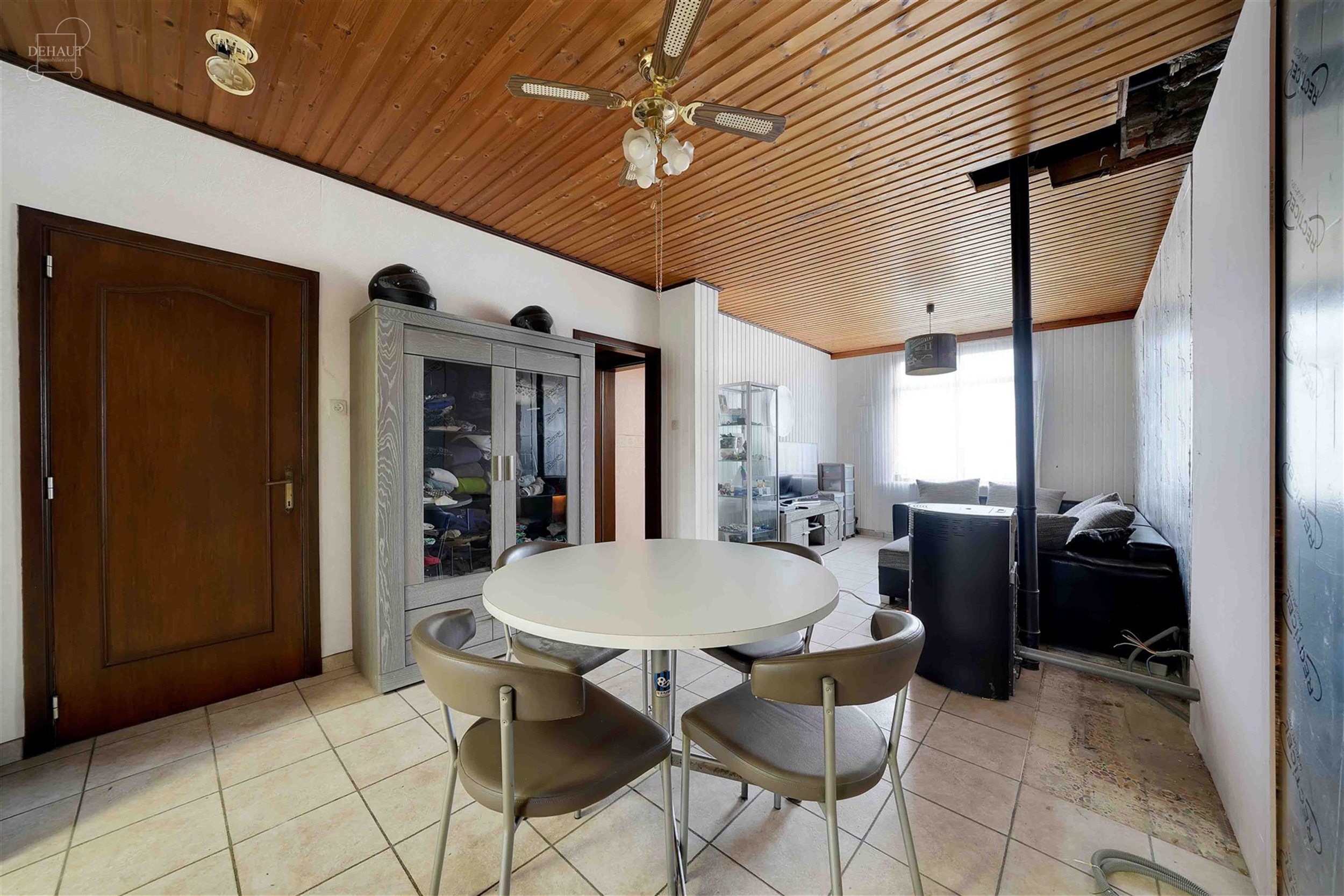 Maison de ville 3 façades en cours de rénovation avec garage attenant. Se compose d'un hall d'entrée desservant un séjour, une cuisine, une cave, ...