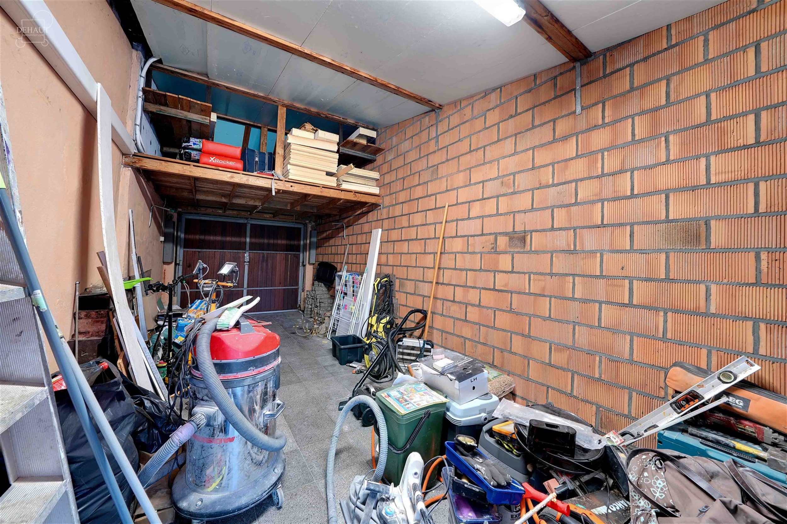 Maison de ville 3 façades en cours de rénovation avec garage attenant. Se compose d'un hall d'entrée desservant un séjour, une cuisine, une cave, ...