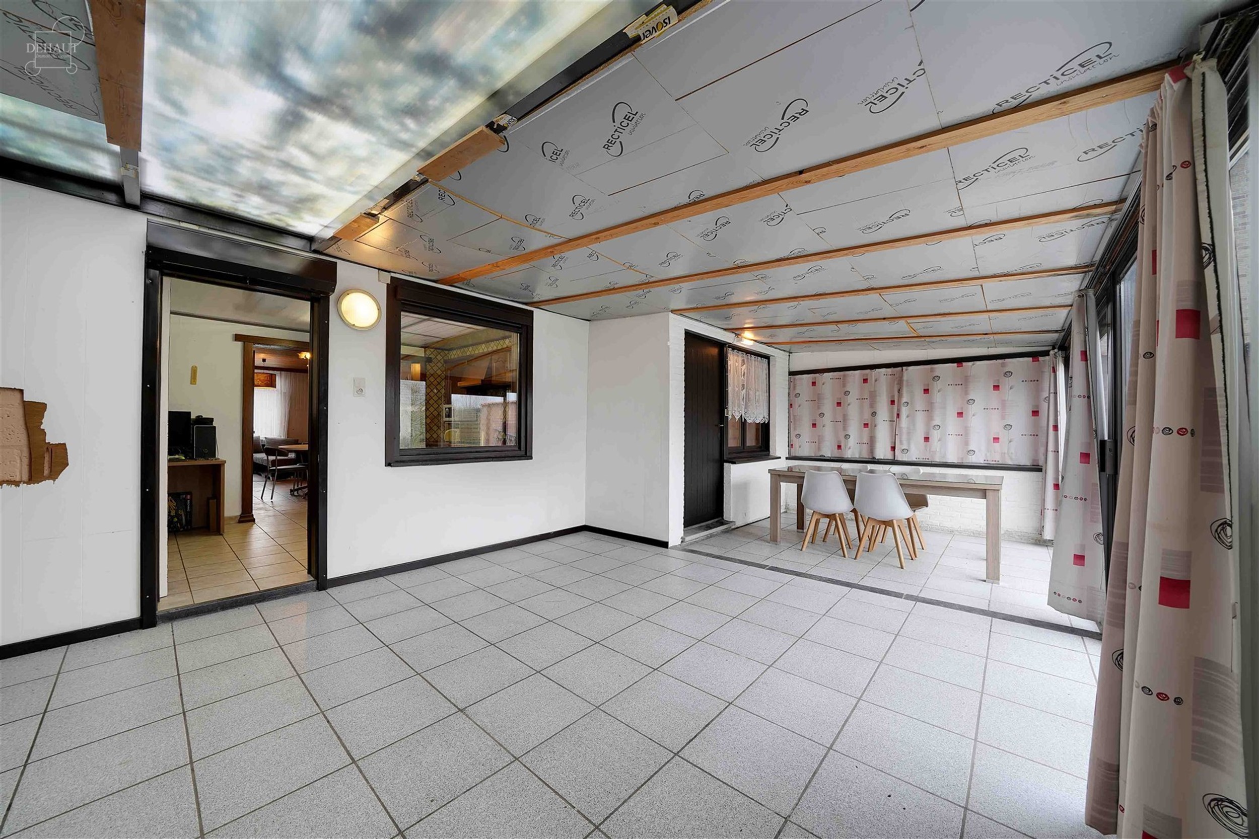 Maison de ville 3 façades en cours de rénovation avec garage attenant. Se compose d'un hall d'entrée desservant un séjour, une cuisine, une cave, ...