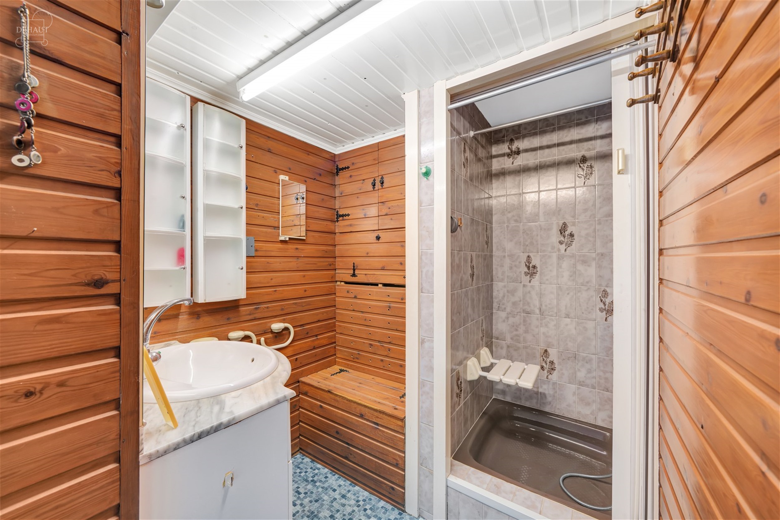 Maison de ville 3 façades en cours de rénovation avec garage attenant. Se compose d'un hall d'entrée desservant un séjour, une cuisine, une cave, ...