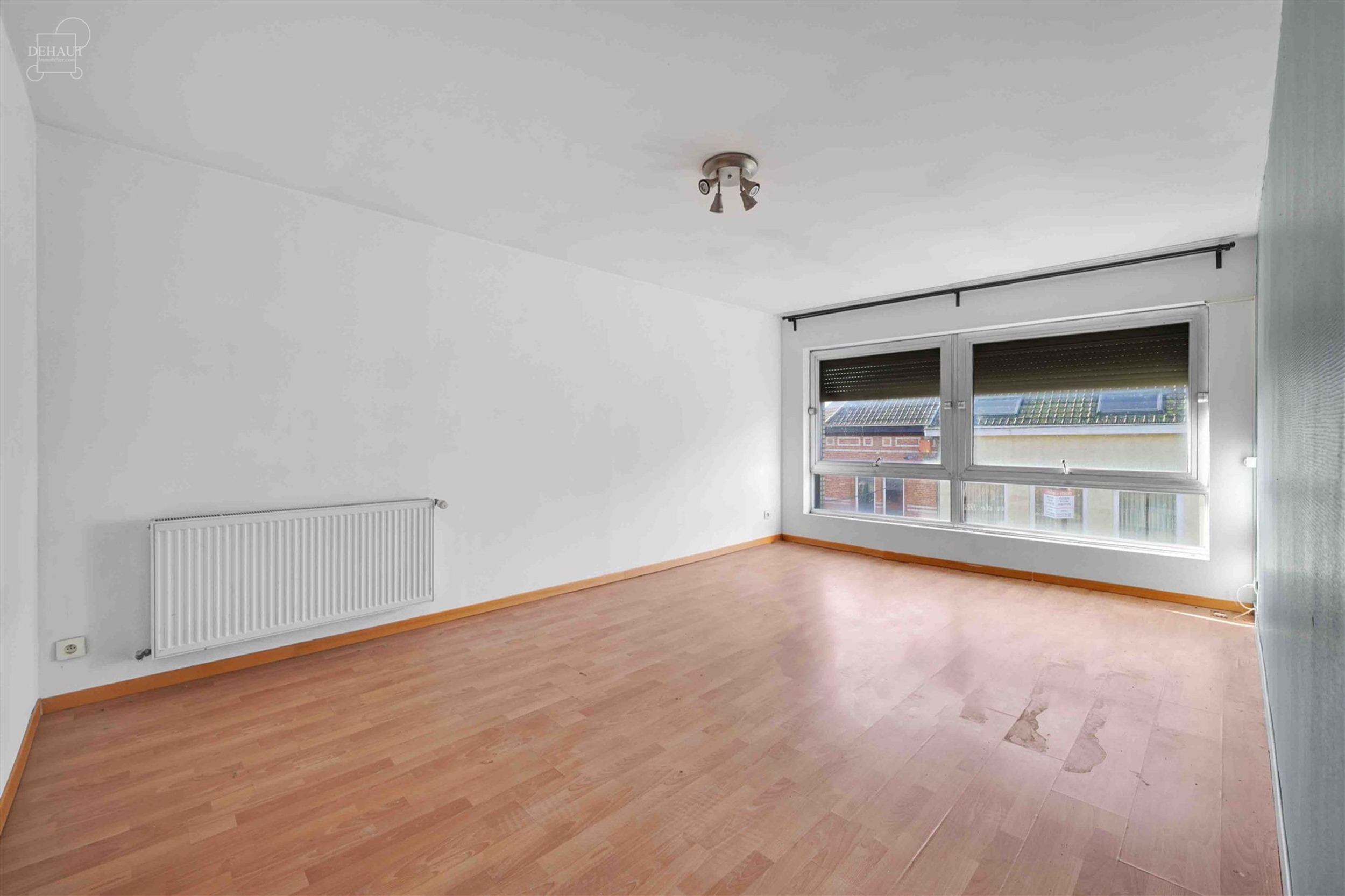 Maison de commerce d'env. 280m² avec jardin à rénover en plein coeur du centre ville de COMINES. Un bâtiment aux multiples possibilités.  
...