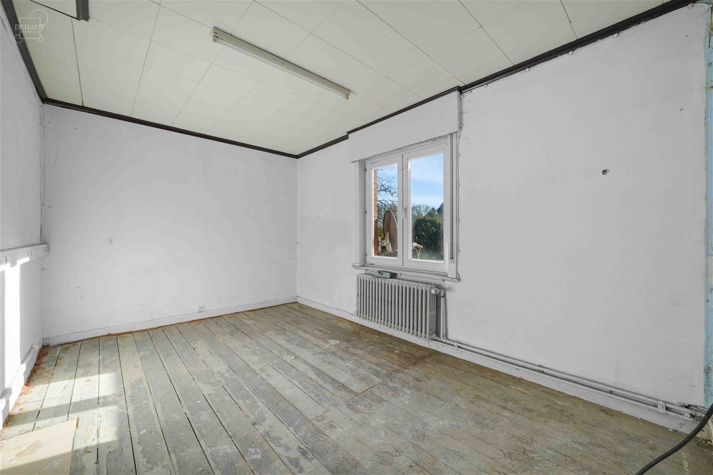 Maison de commerce d'env. 280m² avec jardin à rénover en plein coeur du centre ville de COMINES. Un bâtiment aux multiples possibilités.  
...