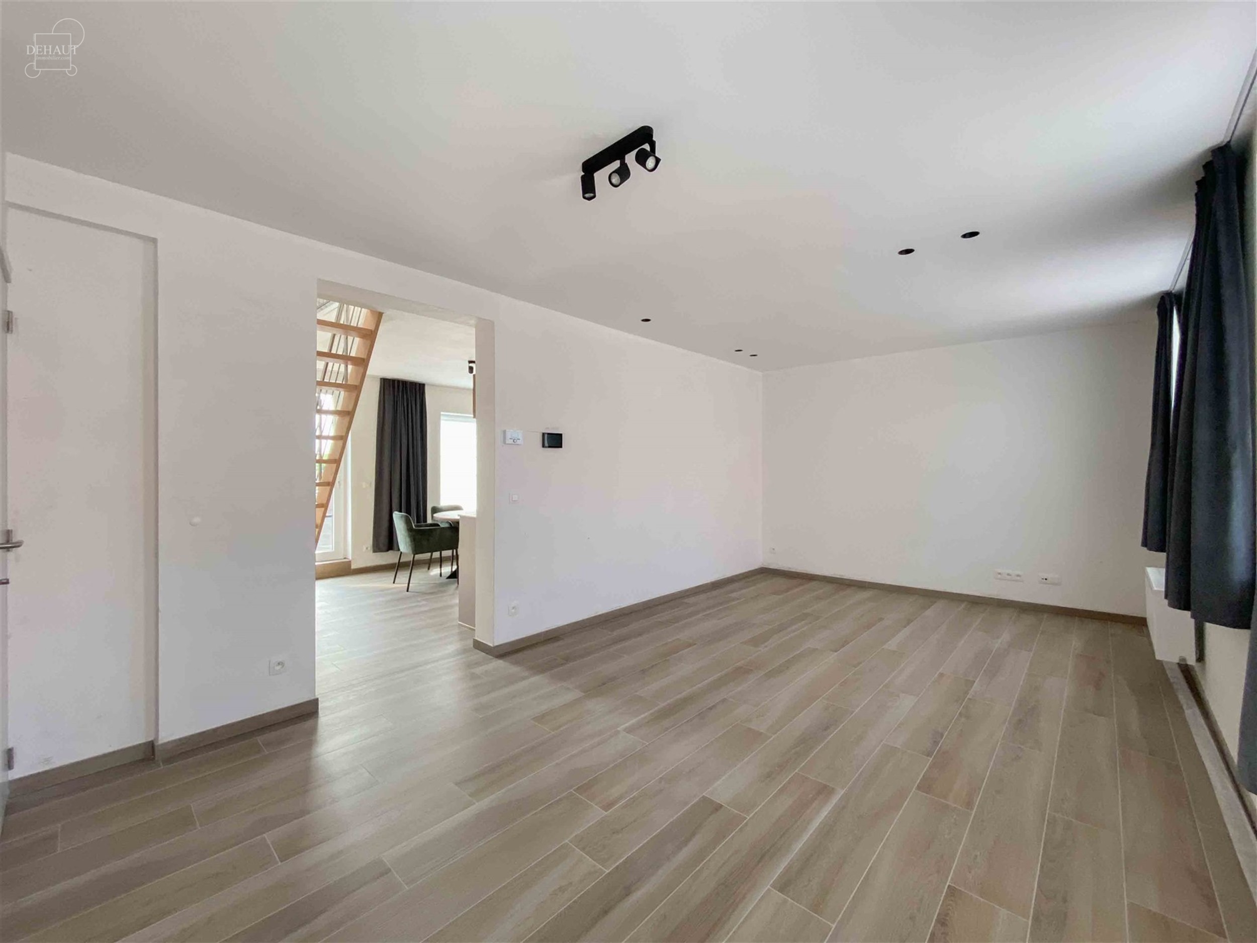 Très bel appartement duplex au premier étage d'un immeuble entièrement rénové en 2024. Propose un hall d'entrée desservant un joli séjour, une ...