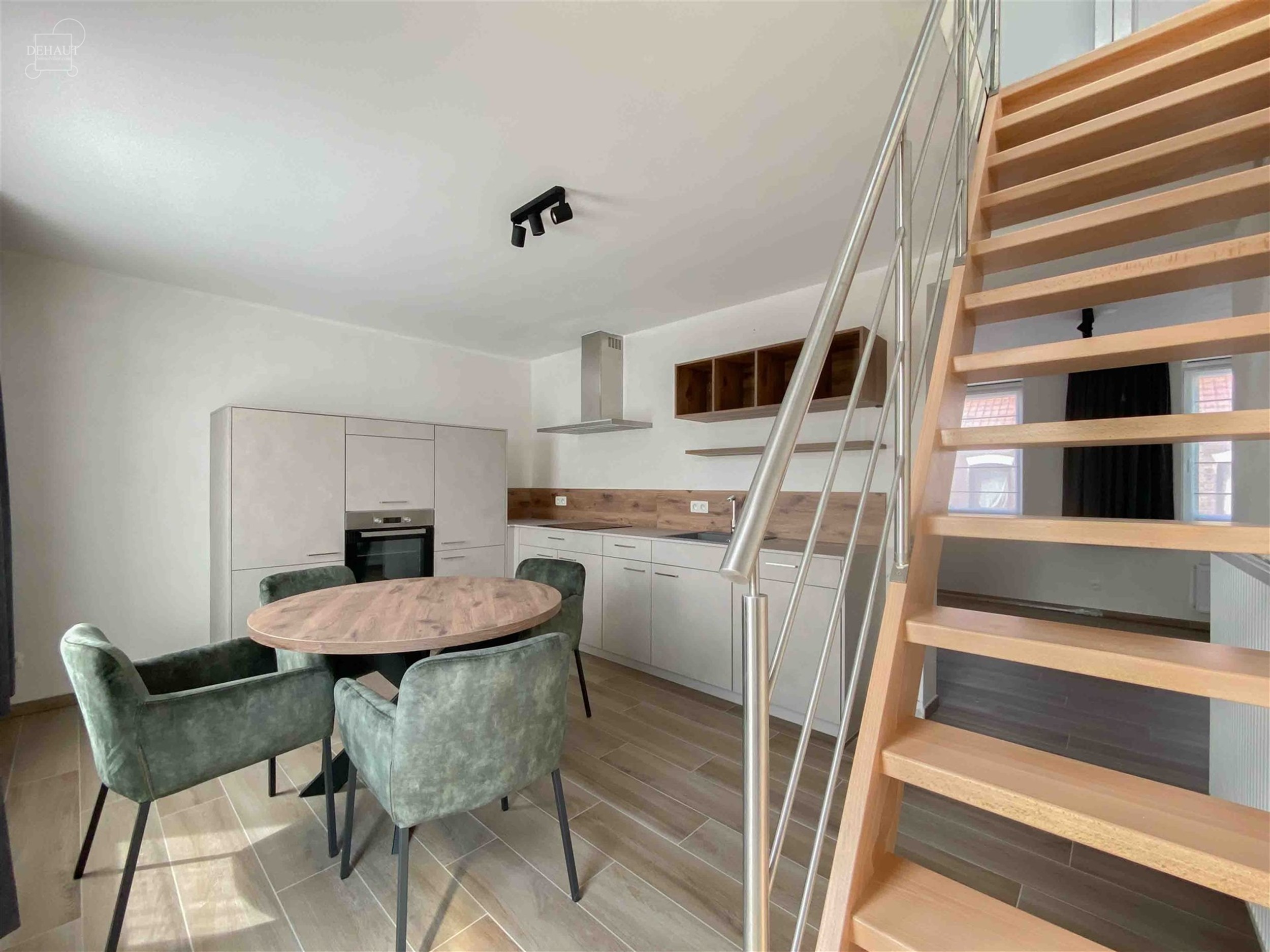 Très bel appartement duplex au premier étage d'un immeuble entièrement rénové en 2024. Propose un hall d'entrée desservant un joli séjour, une ...