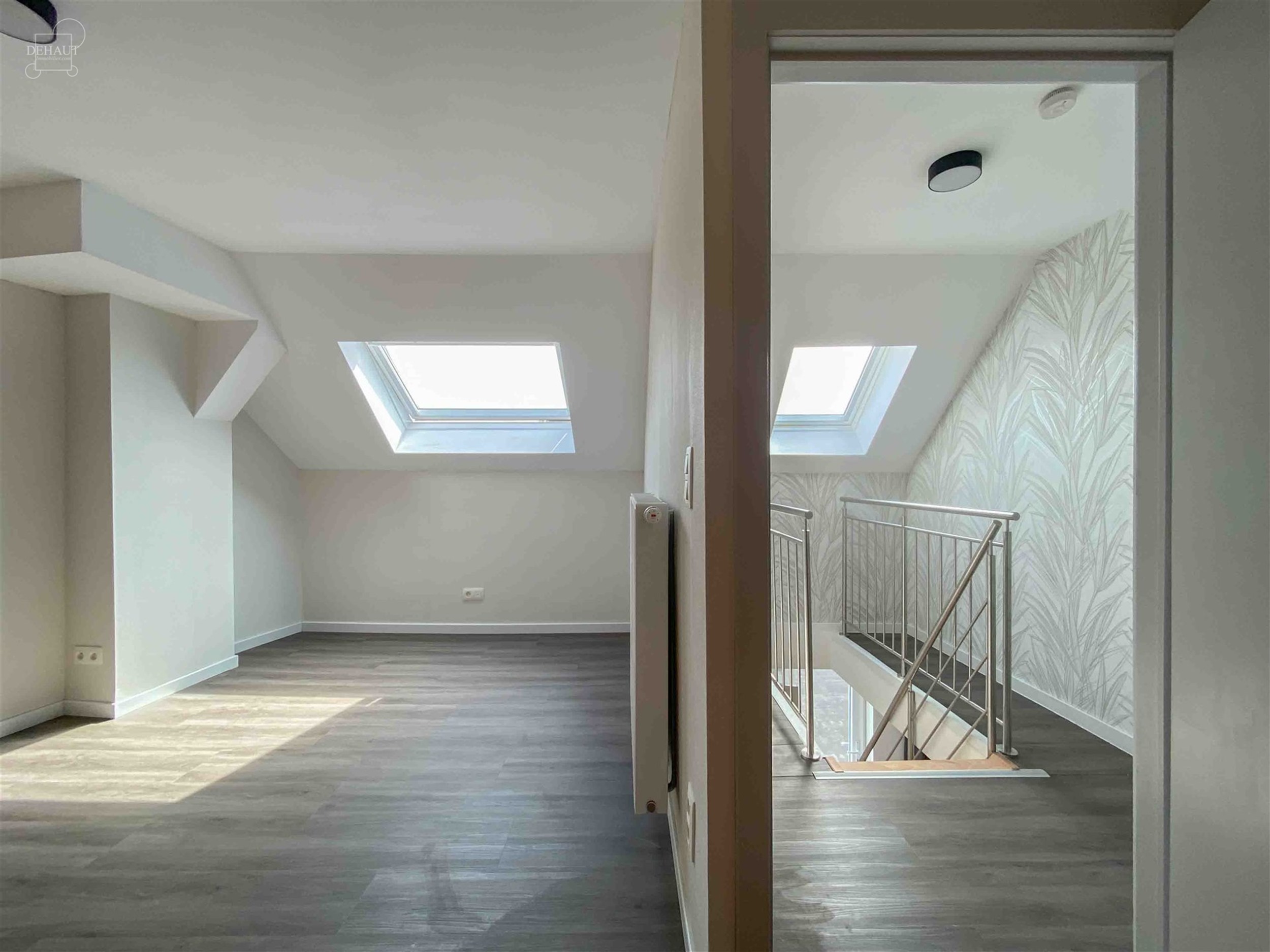 Très bel appartement duplex au premier étage d'un immeuble entièrement rénové en 2024. Propose un hall d'entrée desservant un joli séjour, une ...